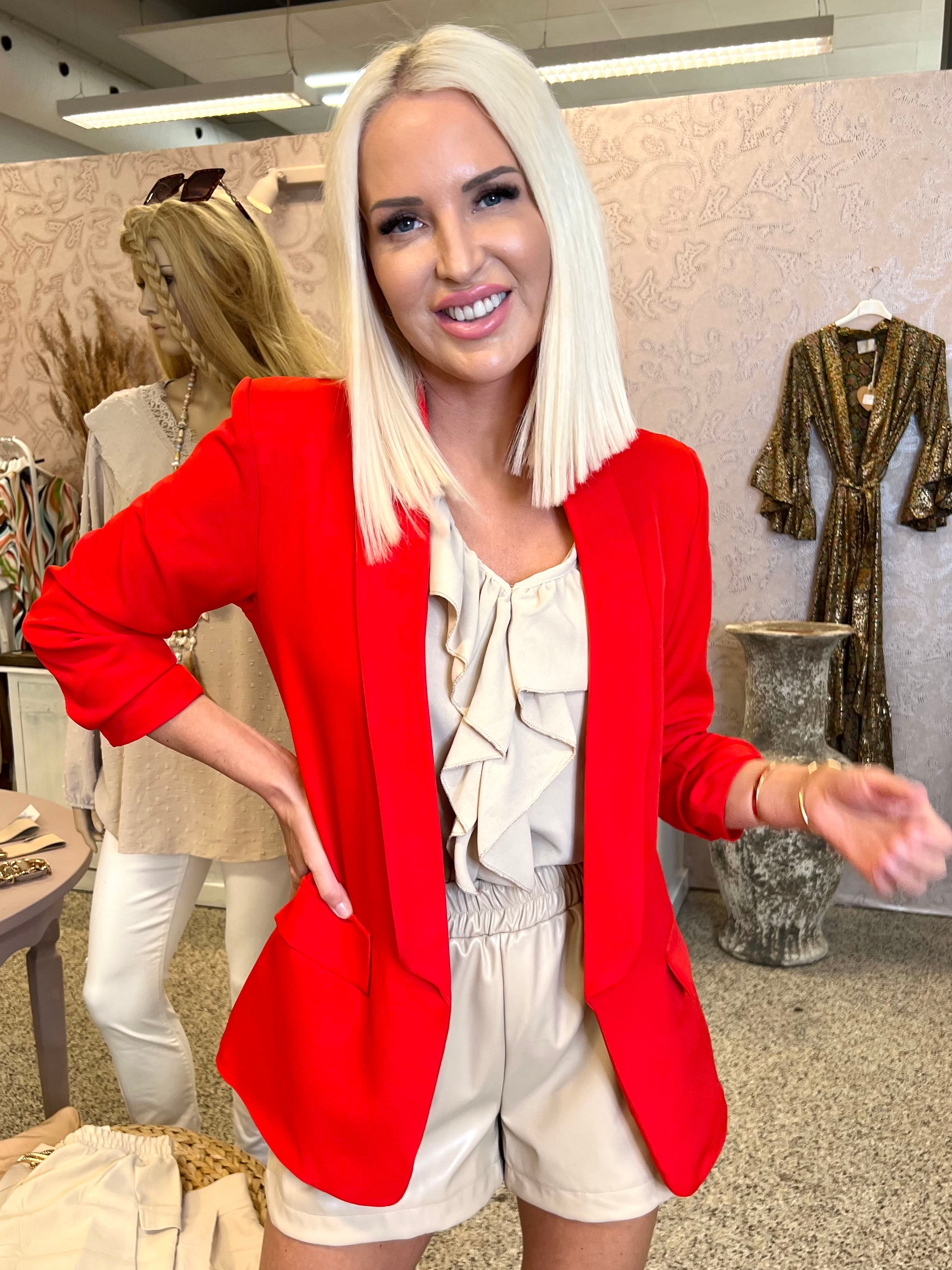 Mila - Stilren blazer med rynk på ærmet