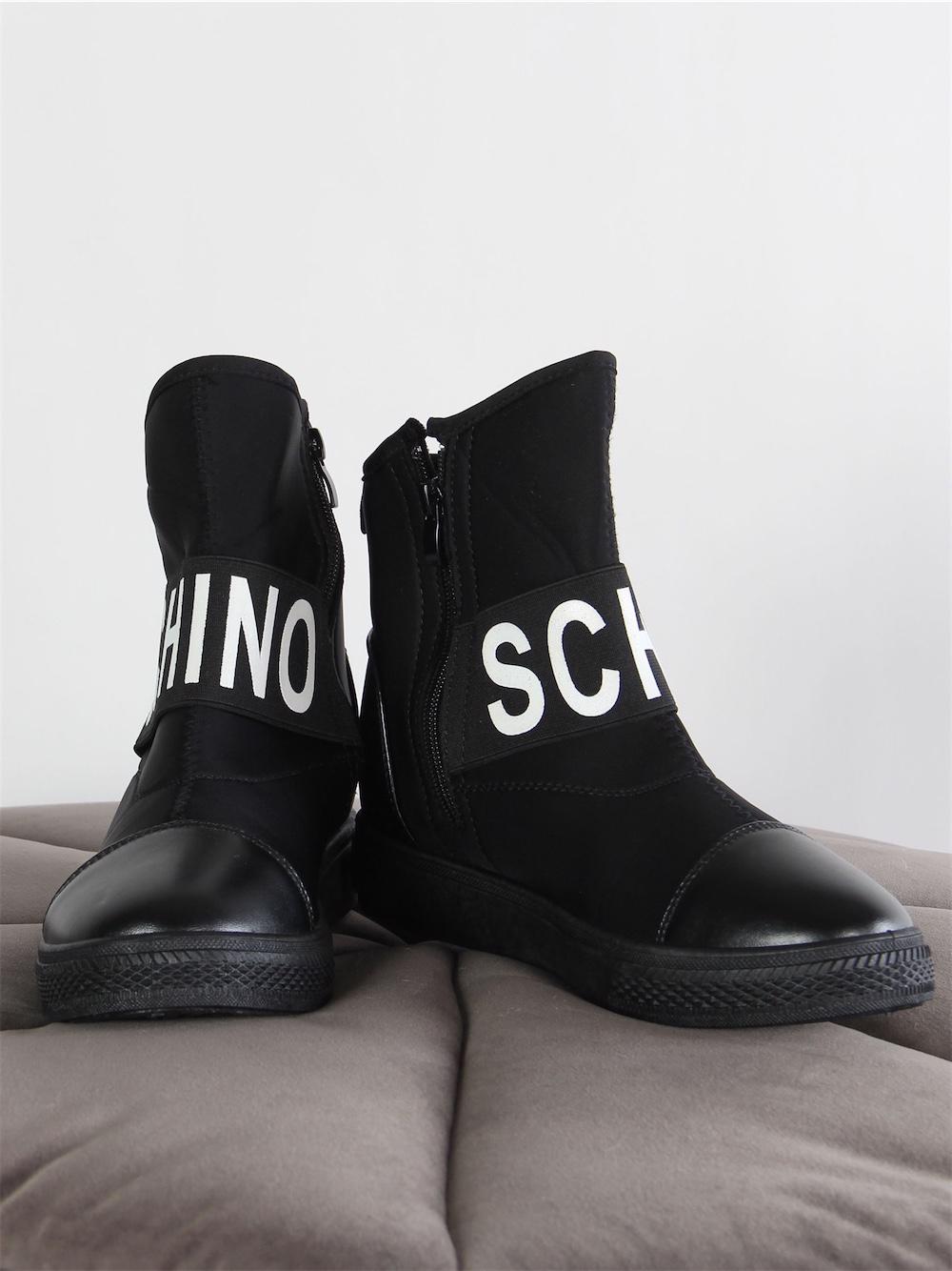 Pheobe - Sorte støvler med læderlook detaljer og hvid skrift