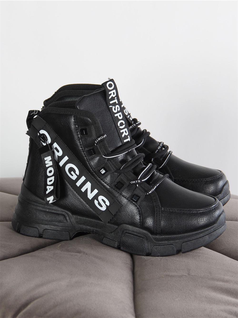 Estelle - Sorte sneakers med snørrebånd og hvid skrift detaljer