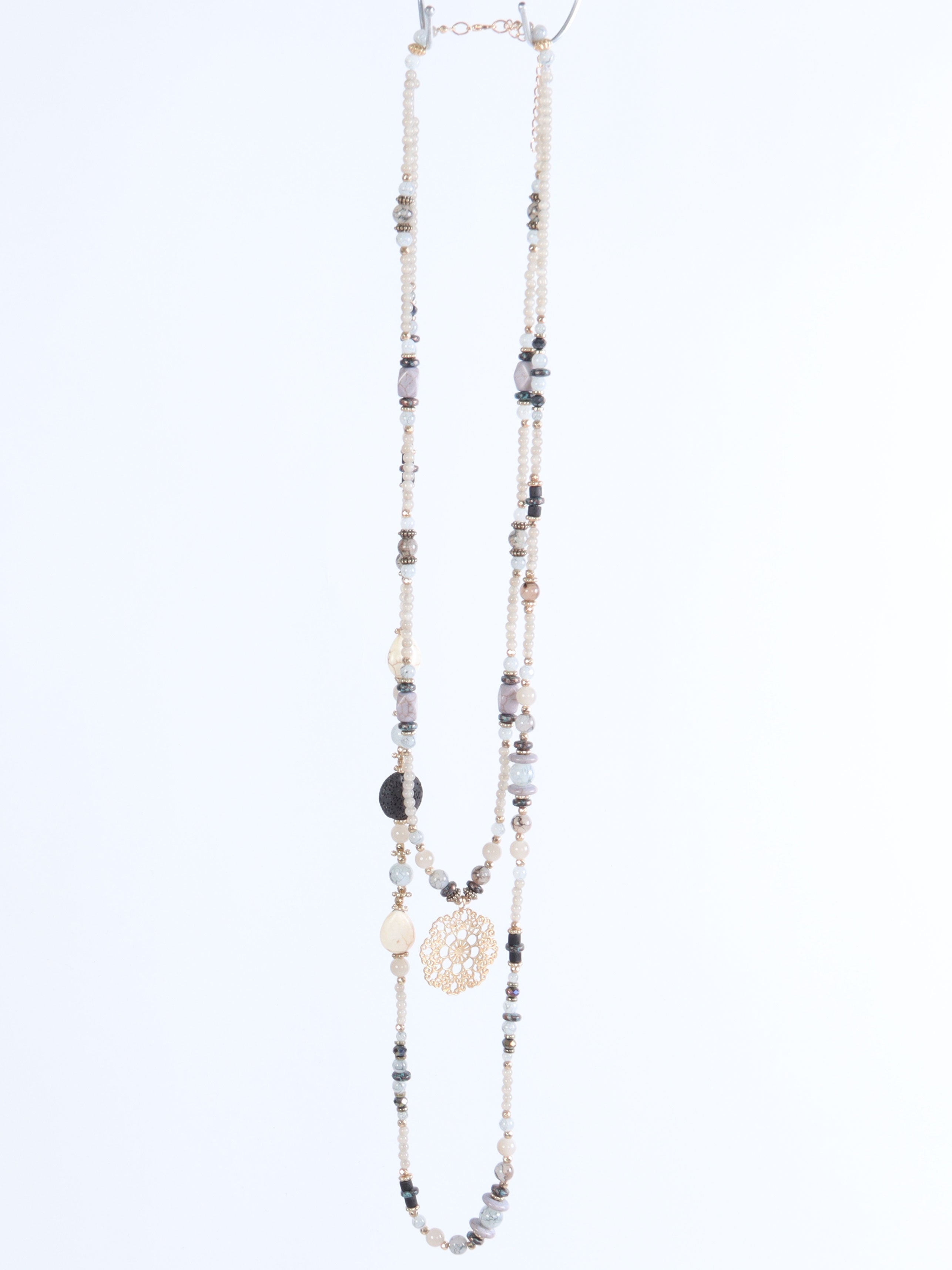 Yasmin - Grå halskæde med fine perler og guld vedhæng