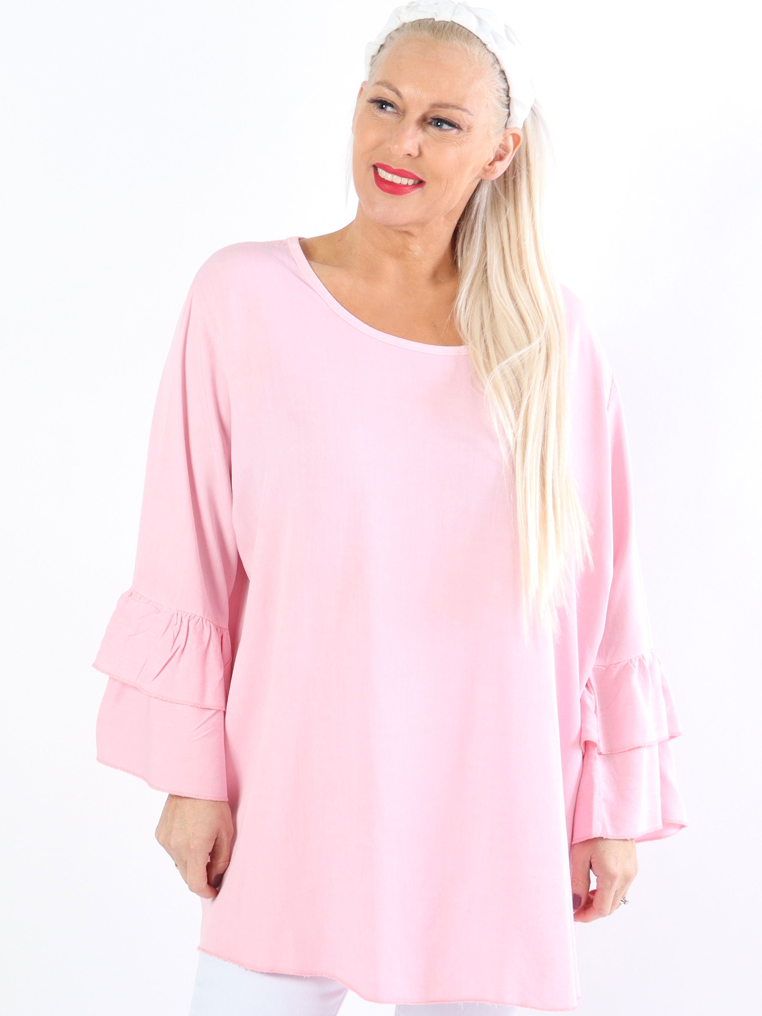 Kayla - Sød plus size bluse i viskose med flæser på ærmerne