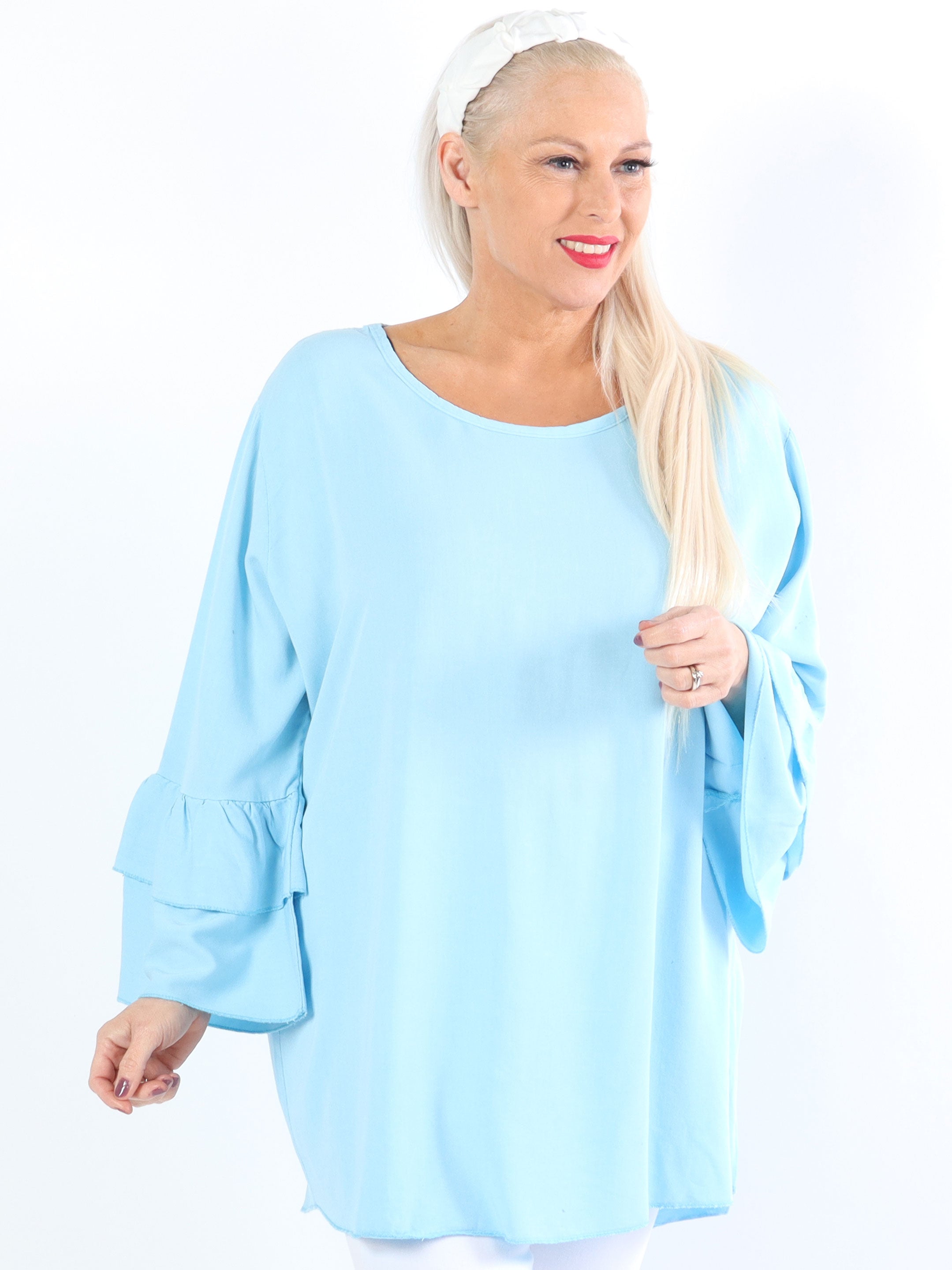 Kayla - Sød plus size bluse i viskose med flæser på ærmerne