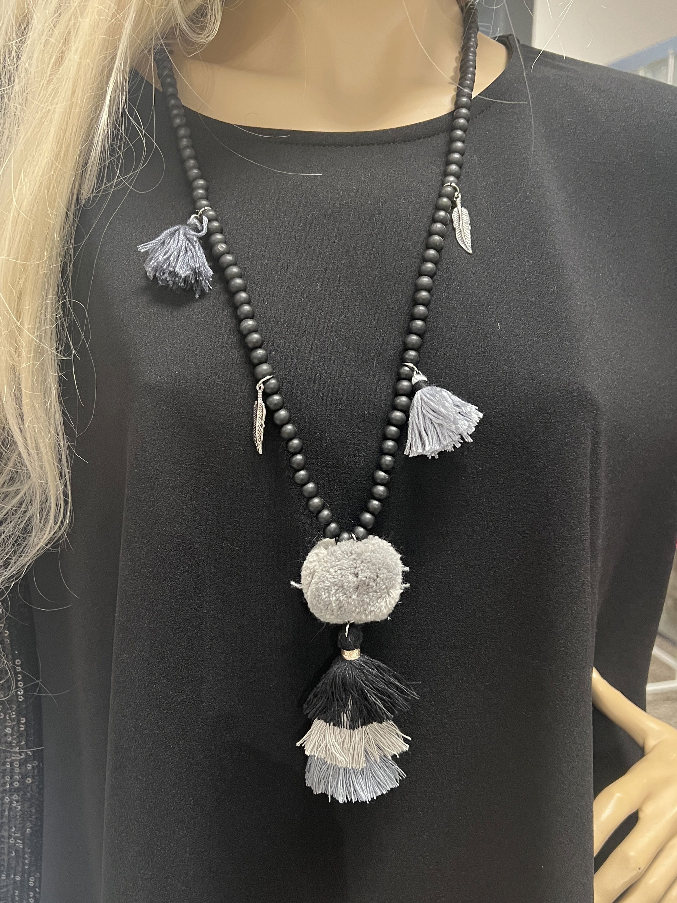 Elisabetta - Sort perlekæde med grå kvaster