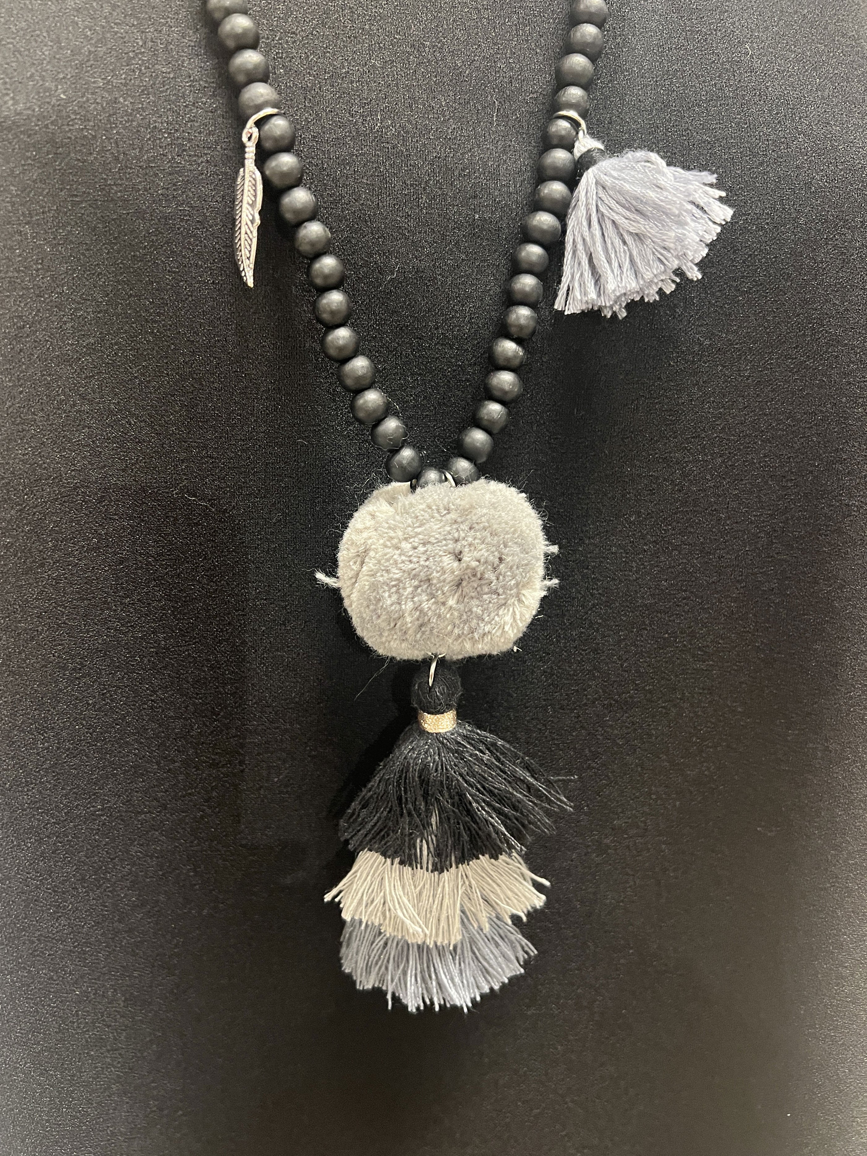 Elisabetta - Sort perlekæde med grå kvaster