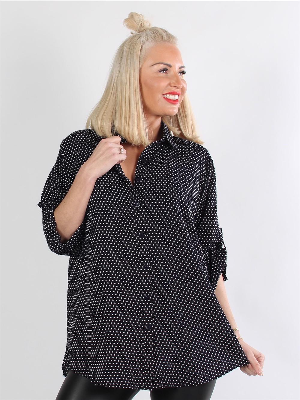 Kerry - Marineblå skjorte med hvide prikker og 3/4 ærmer