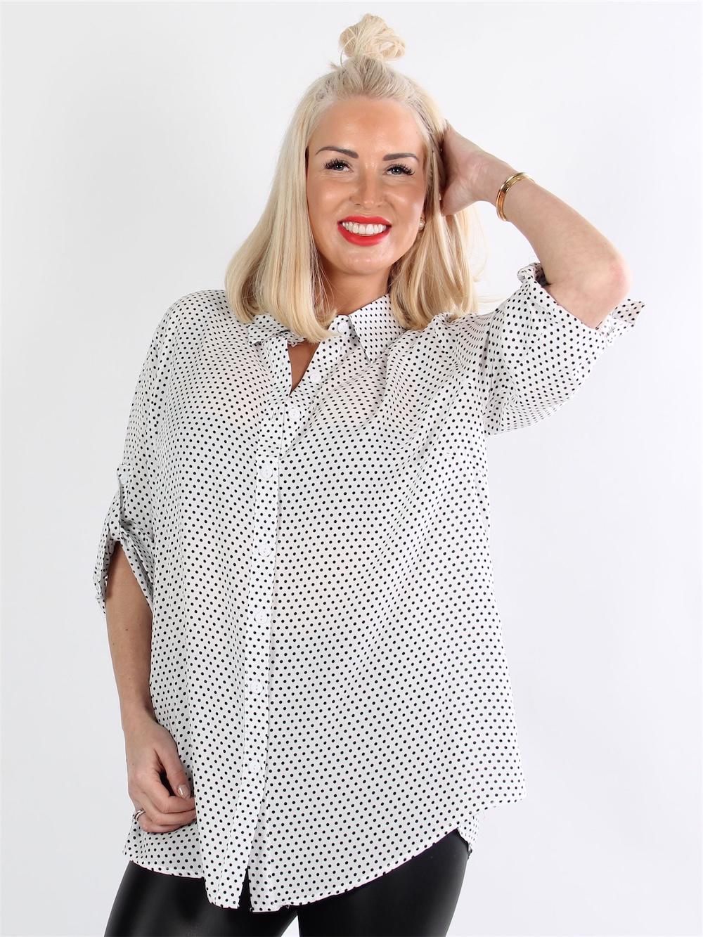 Kerry - Marineblå skjorte med hvide prikker og 3/4 ærmer