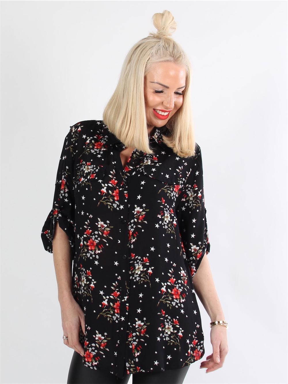 Paprika - Sort skjorte med blomster og små hvide stjerner