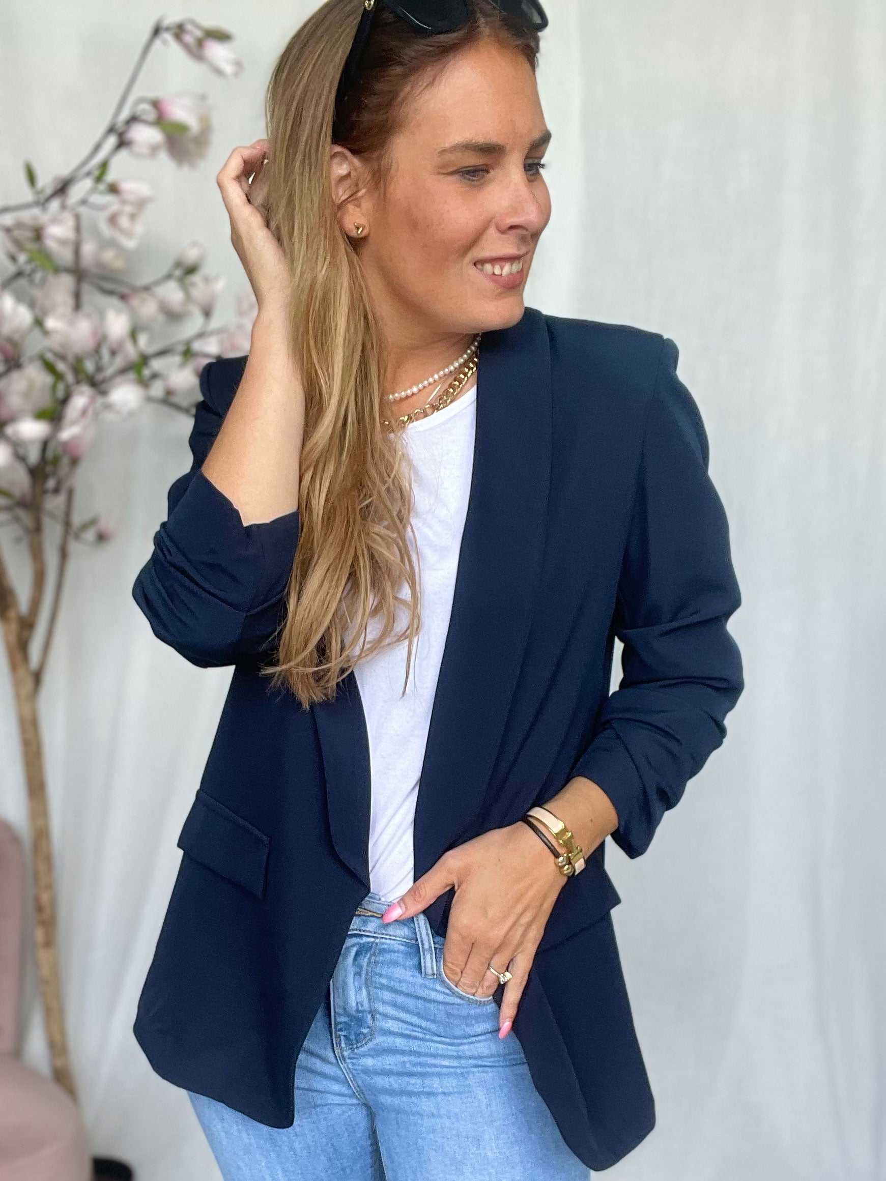 Mila - Stilren blazer med rynk på ærmet