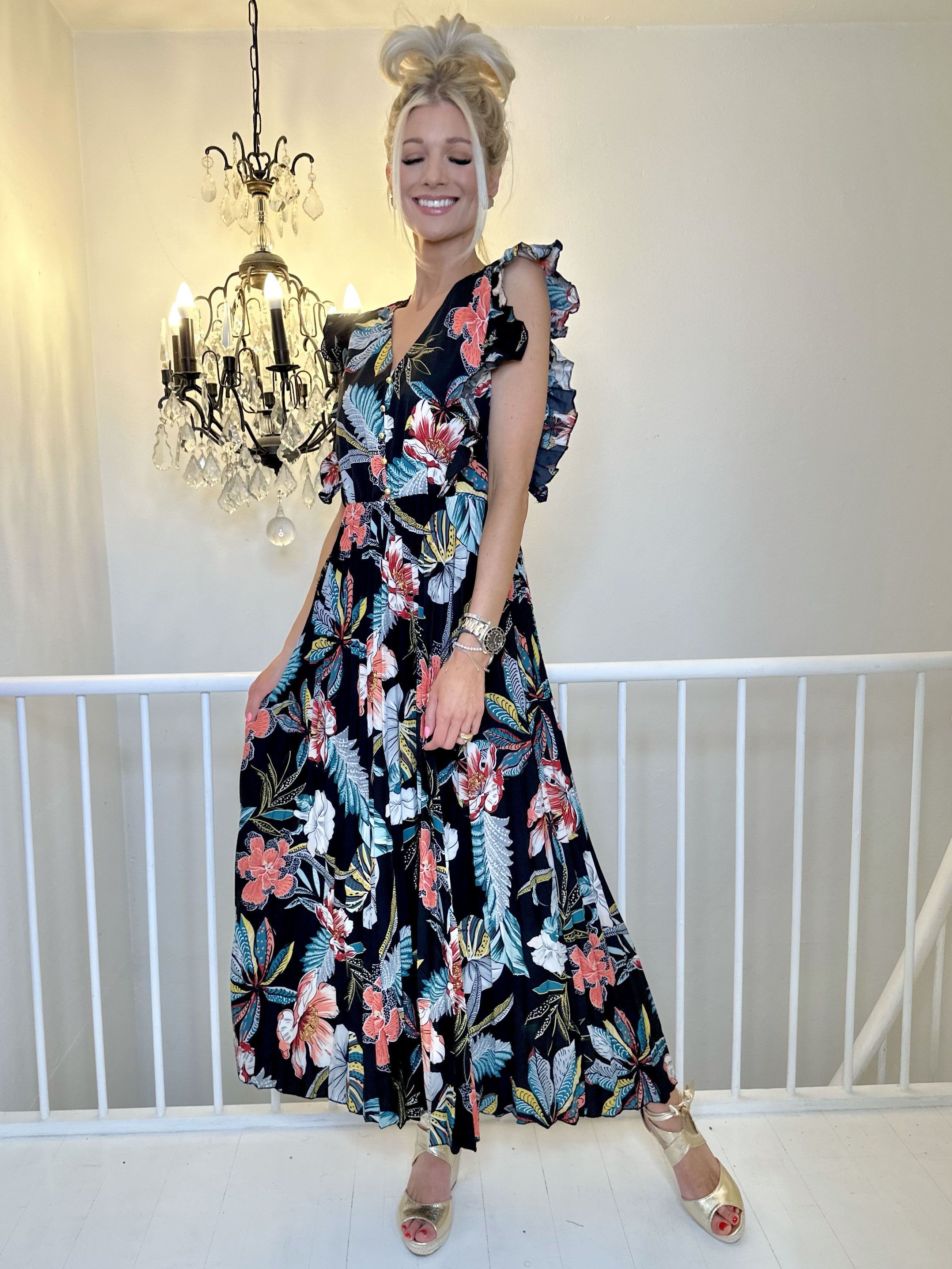 Lullu Flower - Lang kjole med flæser og plisseret skørt