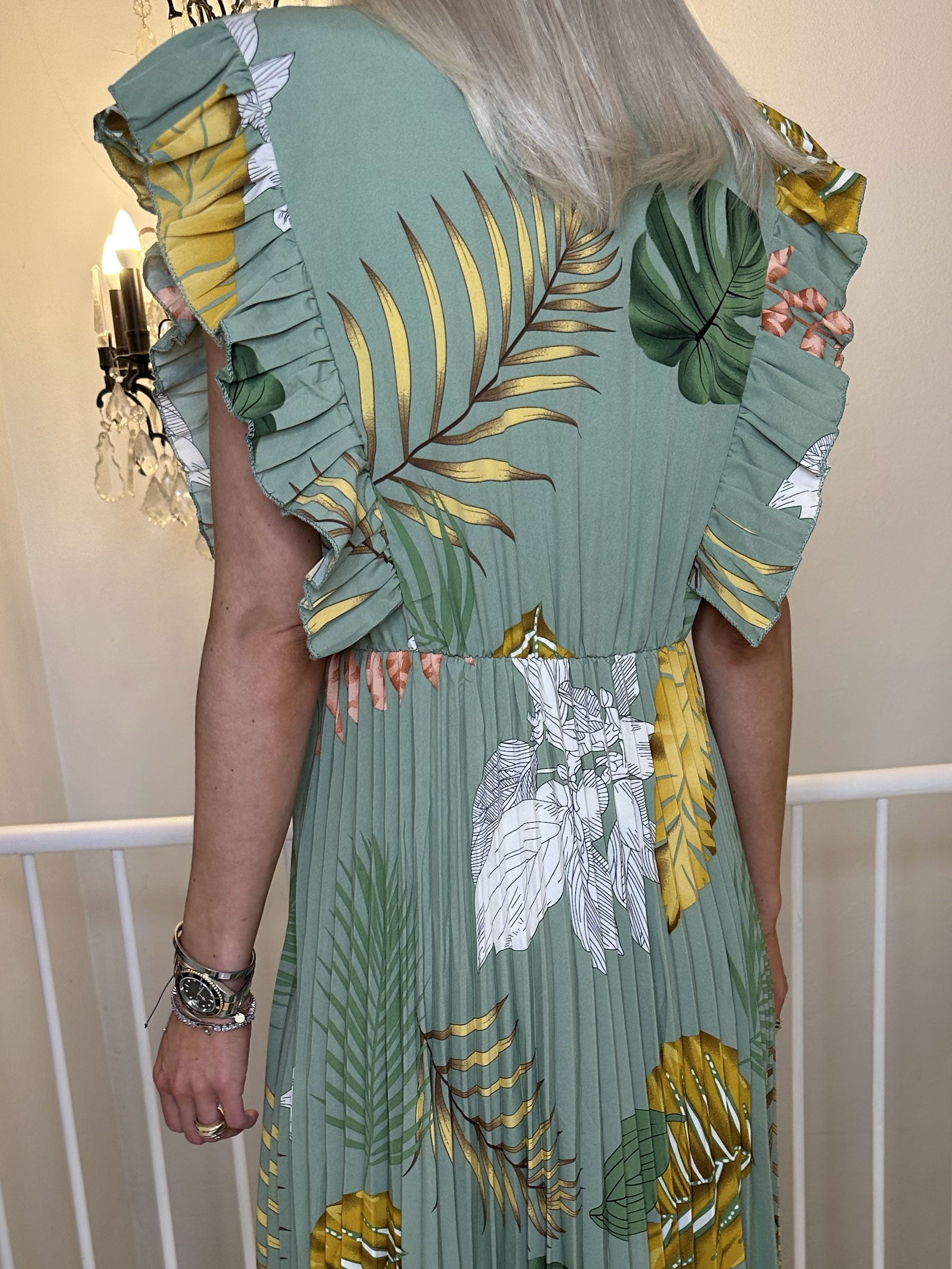 Lullu Leaf - Lang kjole med flæser og plisseret skørt