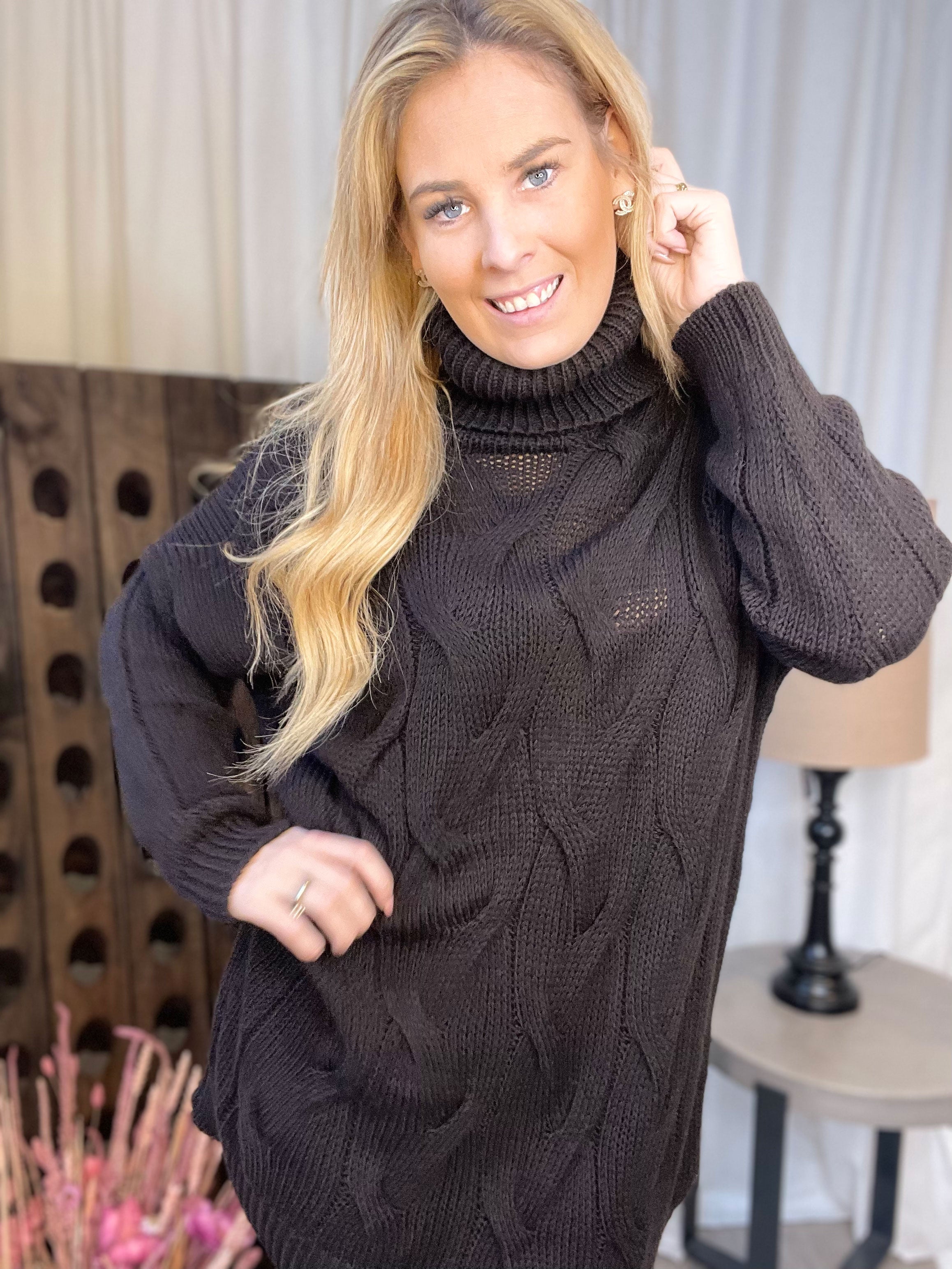 Masina - Strikkjole med rullekrave