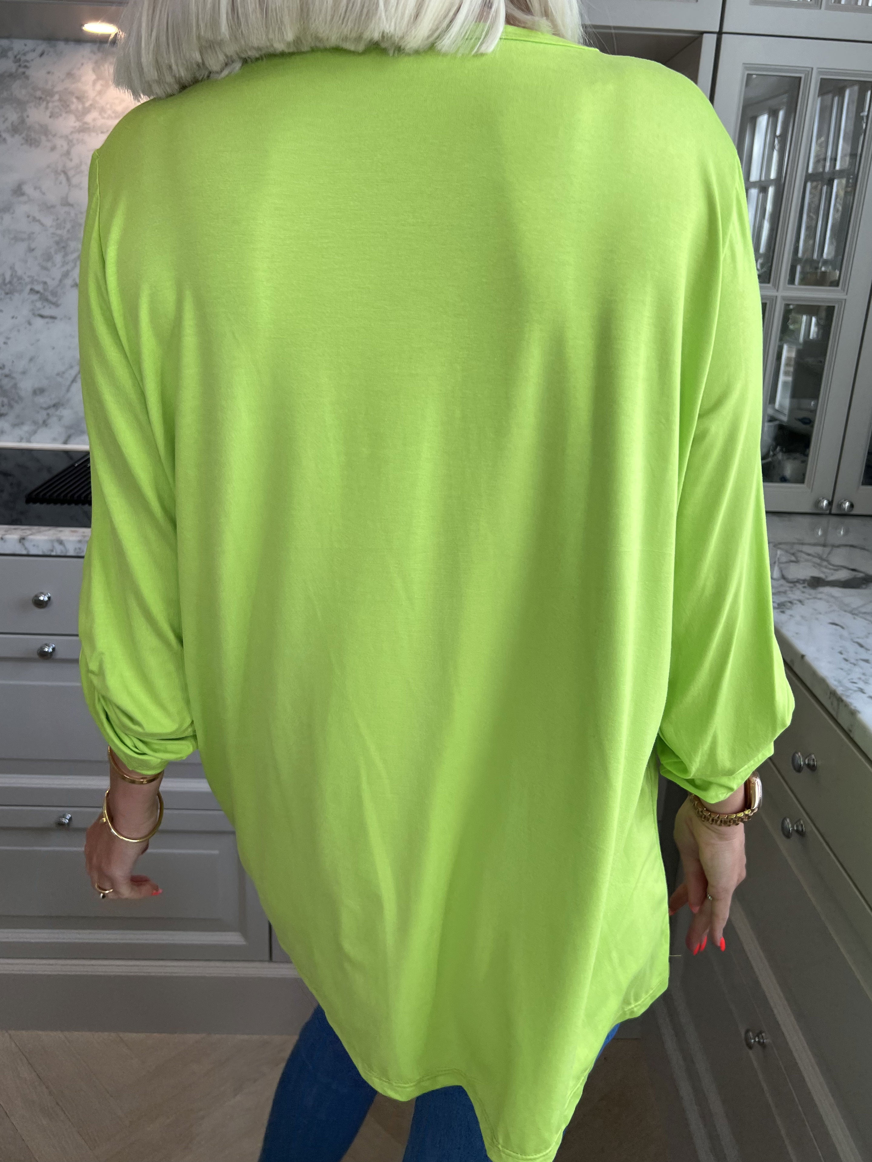 Sisse - Blød elastisk bluse med motiv og similisten