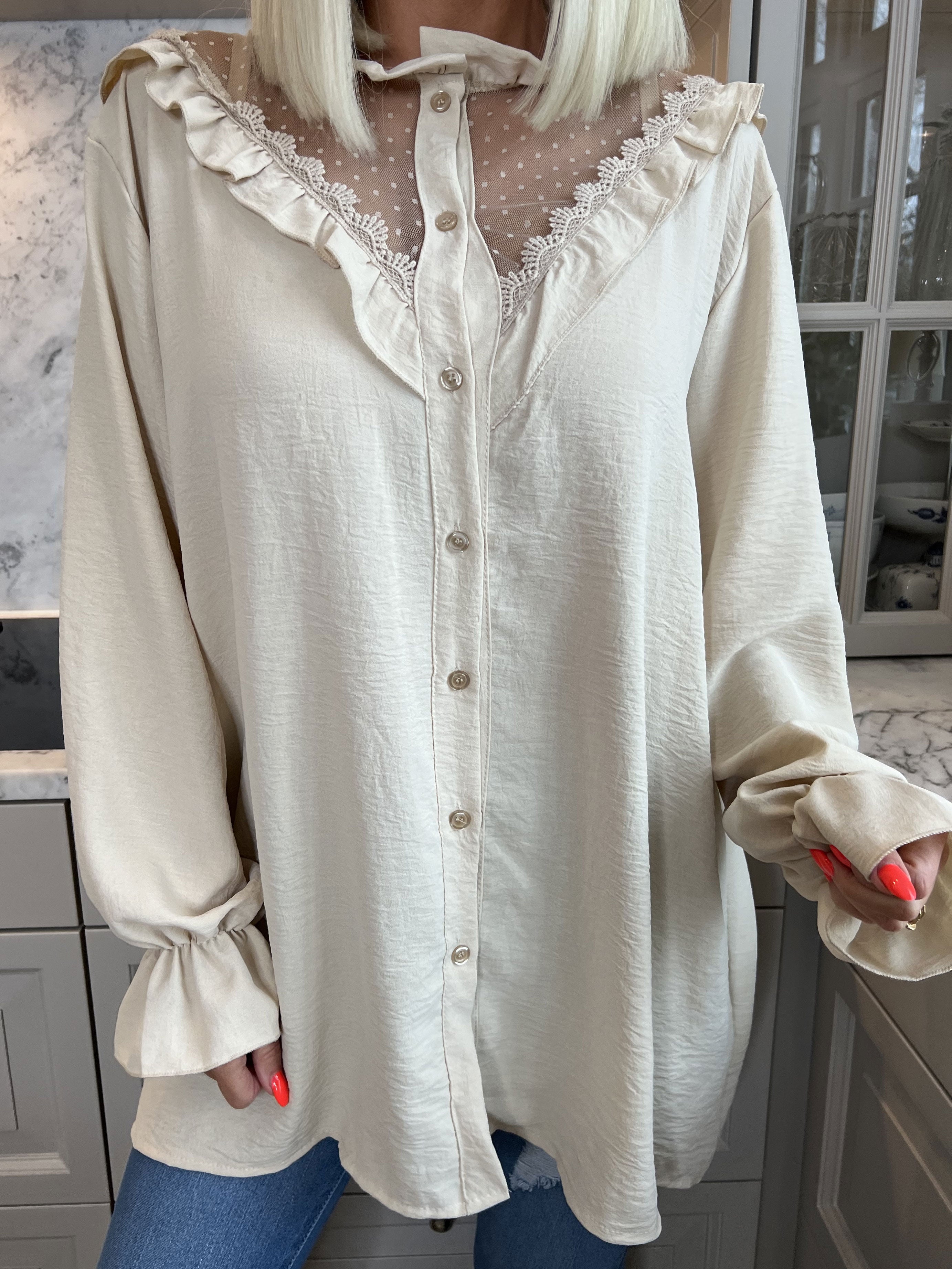 Ilsa - Sød skjorte med blonde og flæsedetaljer