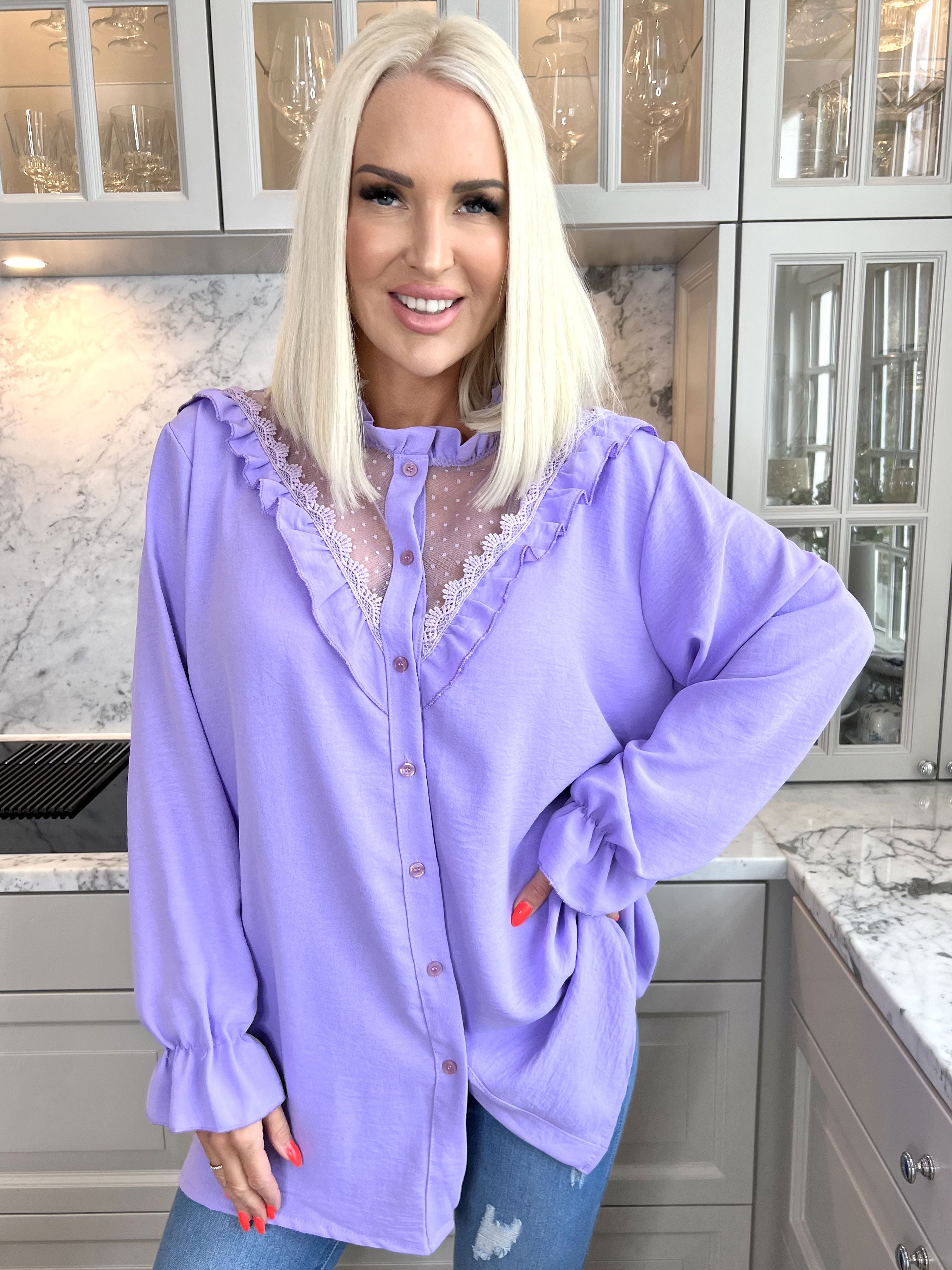 Ilsa - Sød skjorte med blonde og flæsedetaljer