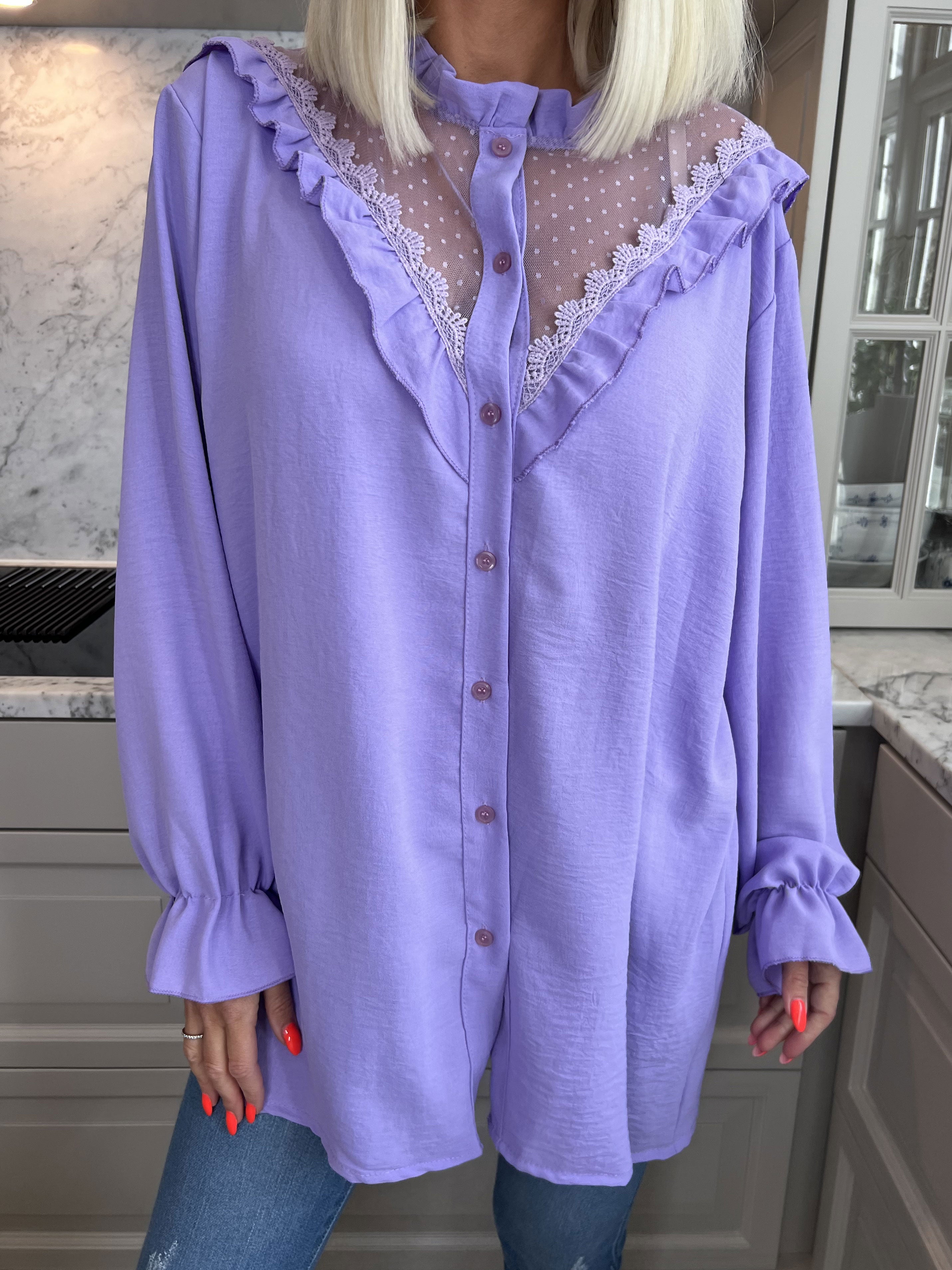 Ilsa - Sød skjorte med blonde og flæsedetaljer