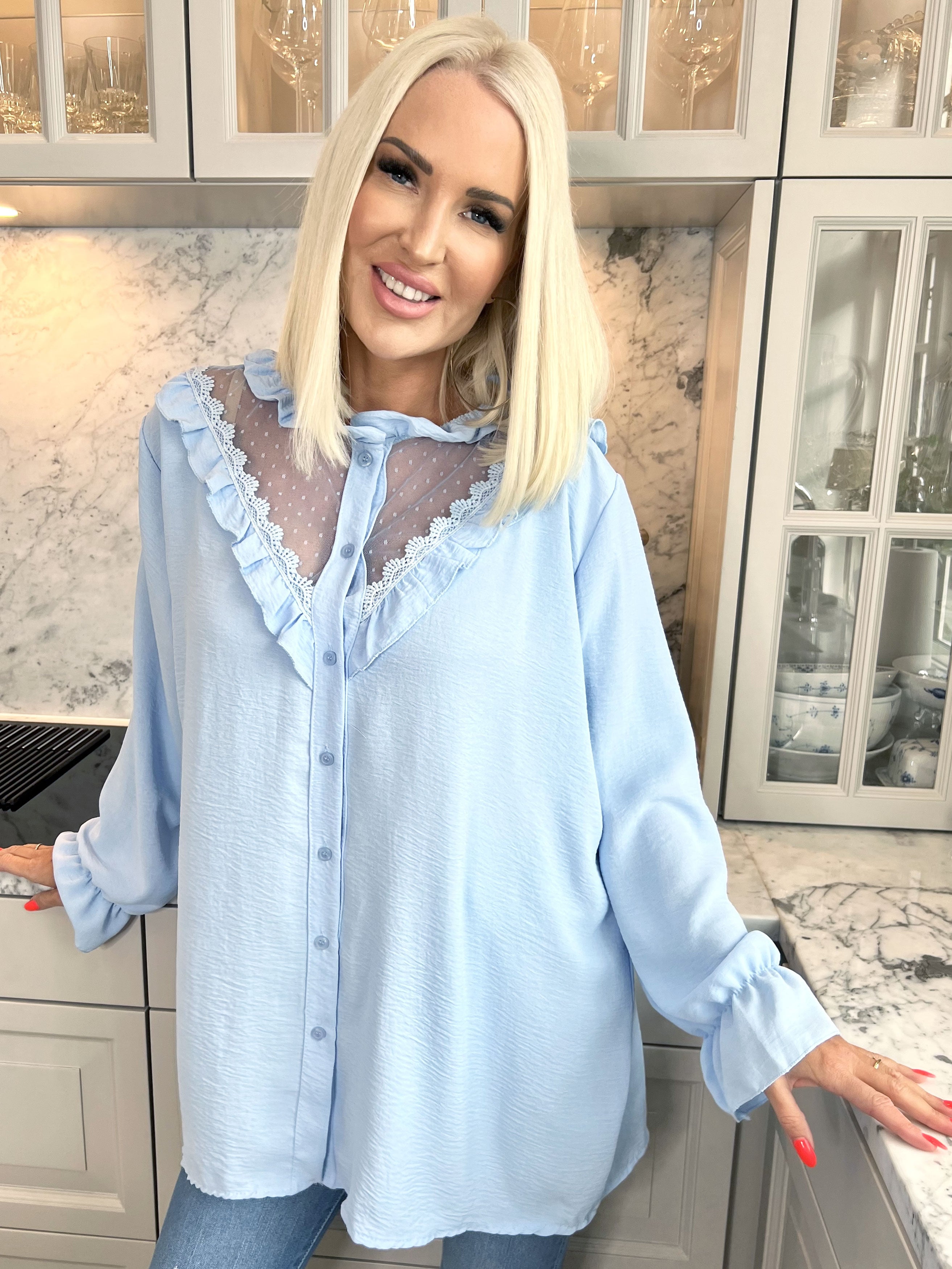 Ilsa - Sød skjorte med blonde og flæsedetaljer