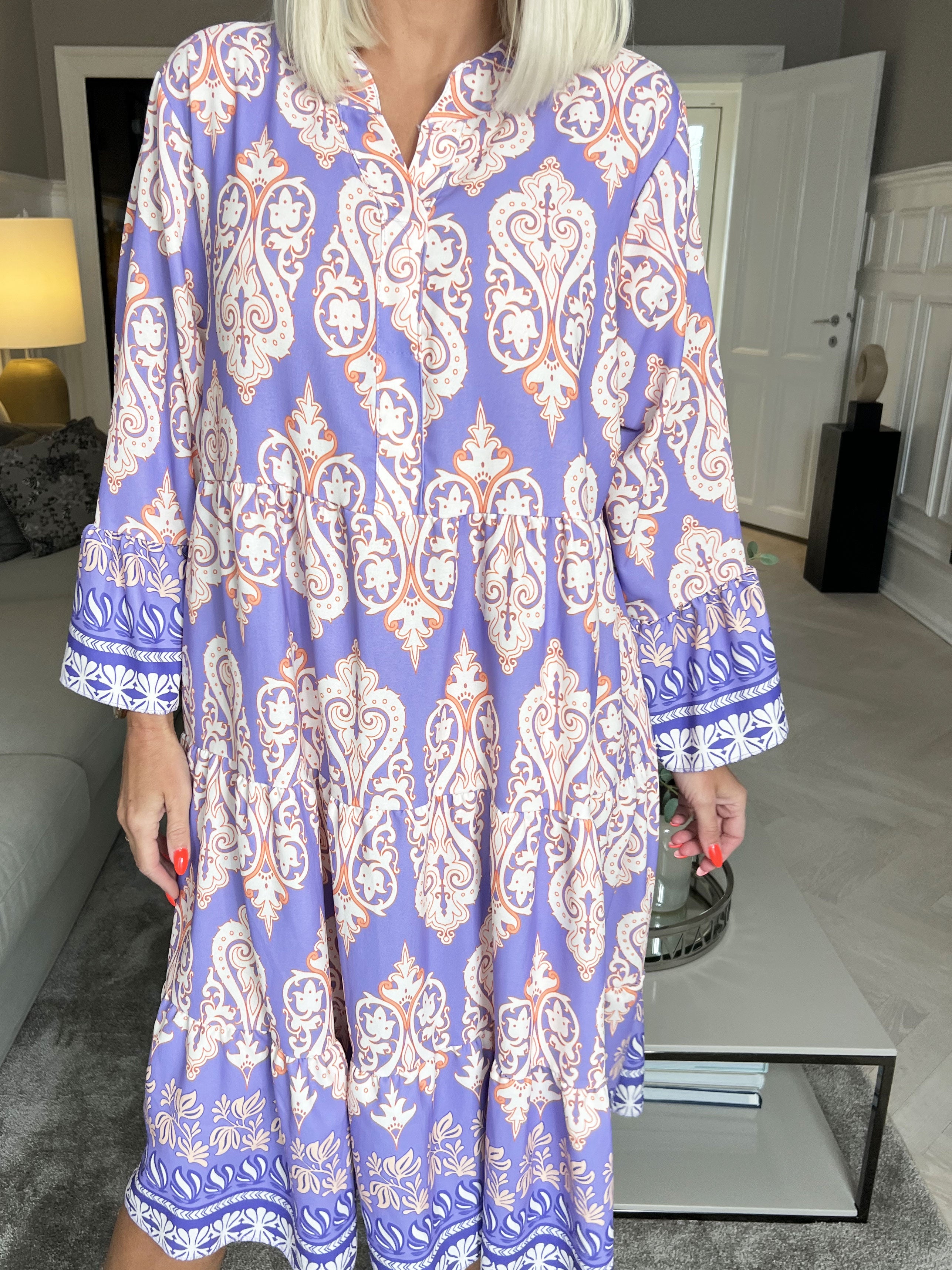 Vigdis - Sød mønstret kjole i lag på lag look