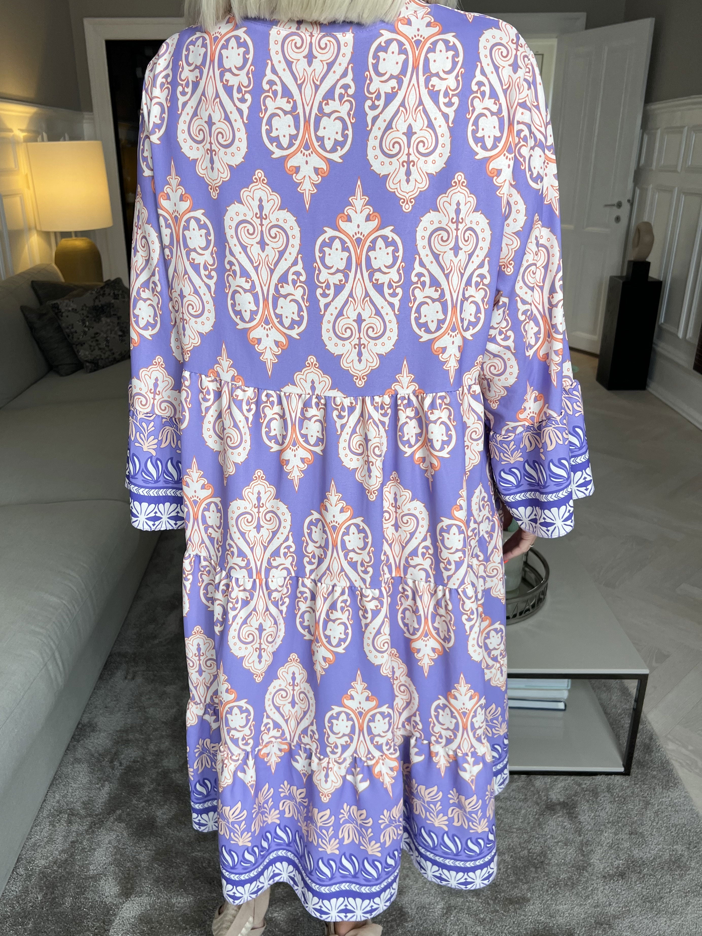 Vigdis - Sød mønstret kjole i lag på lag look