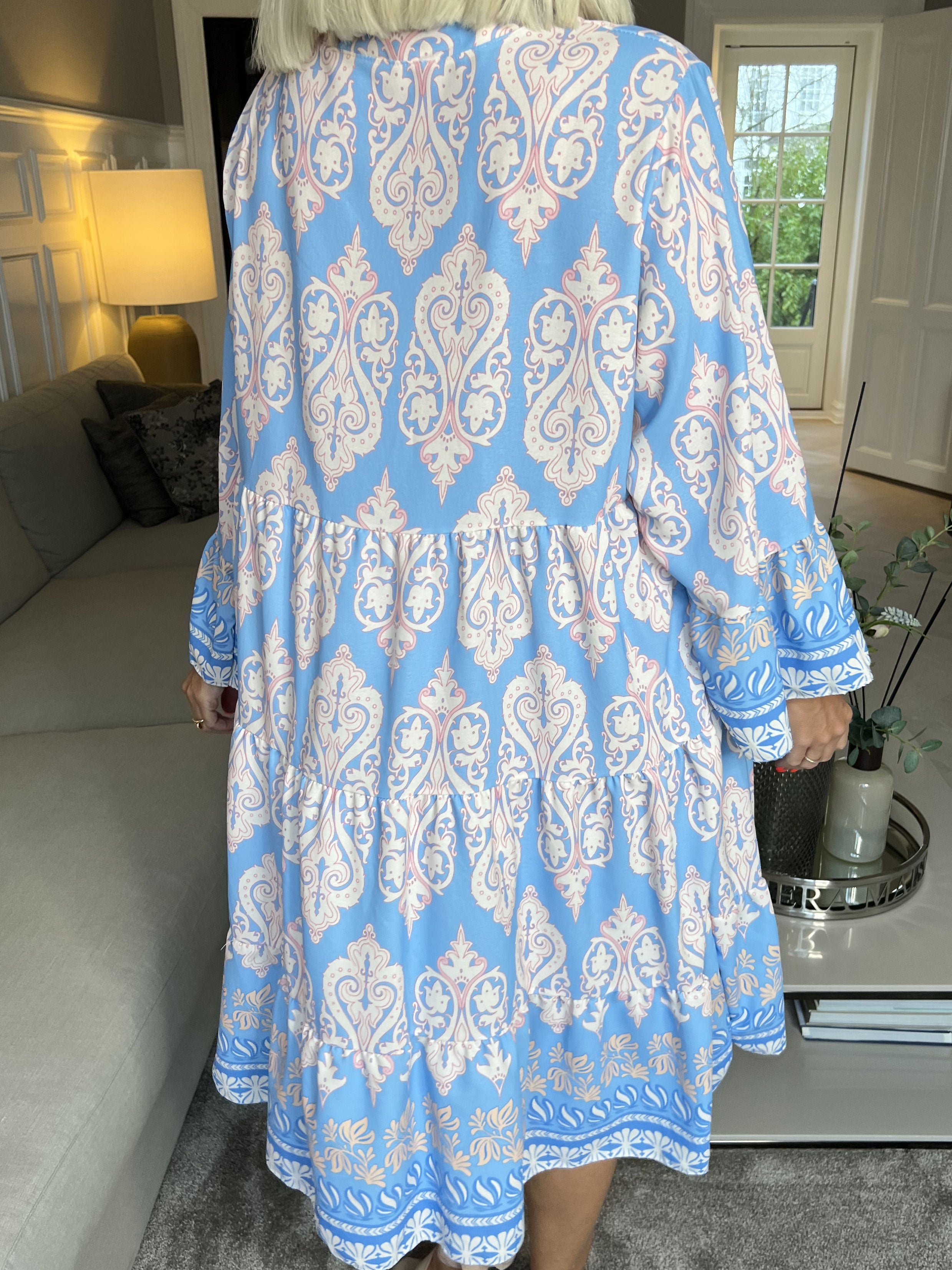 Vigdis - Sød mønstret kjole i lag på lag look