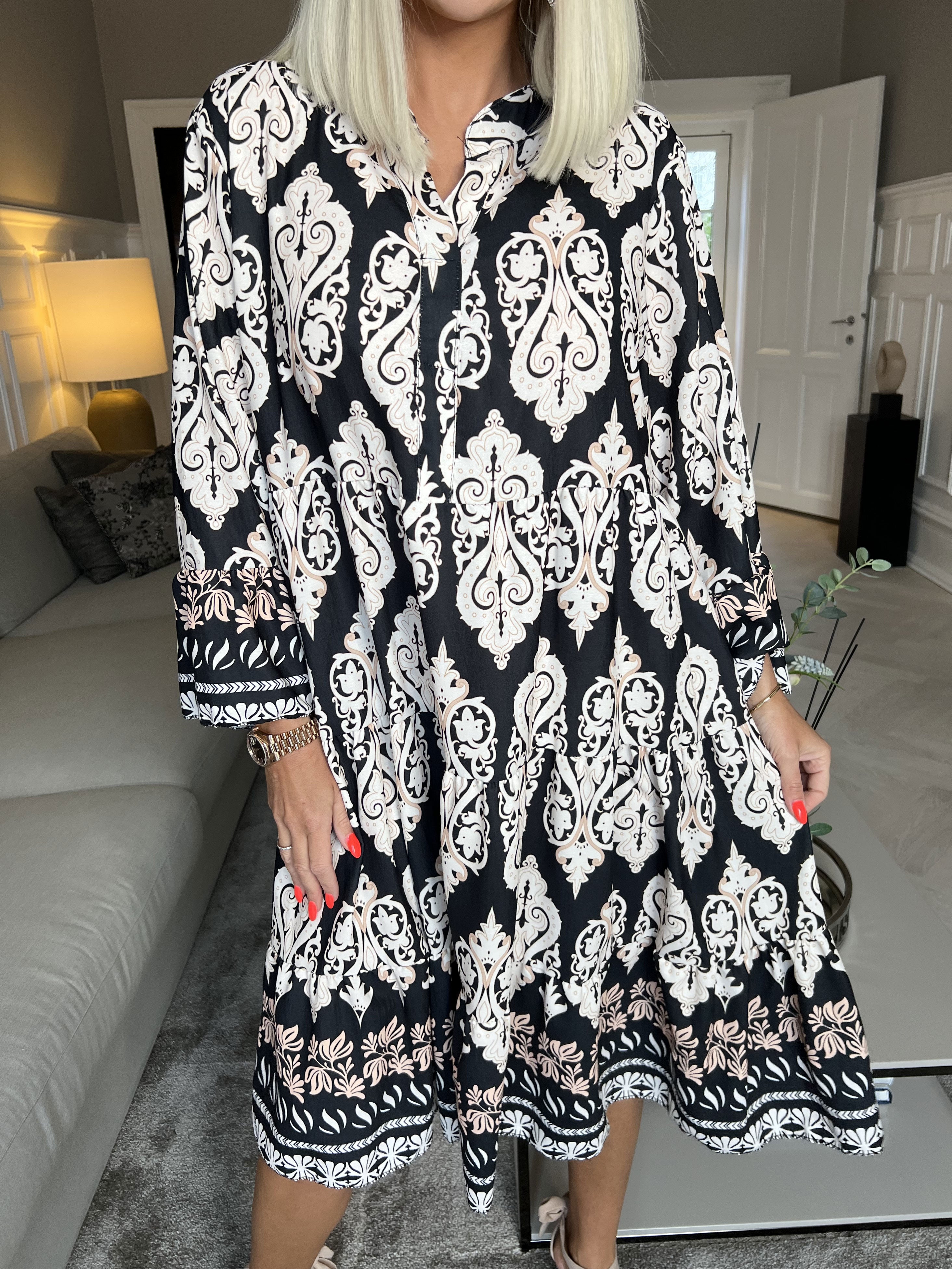 Vigdis - Sød mønstret kjole i lag på lag look