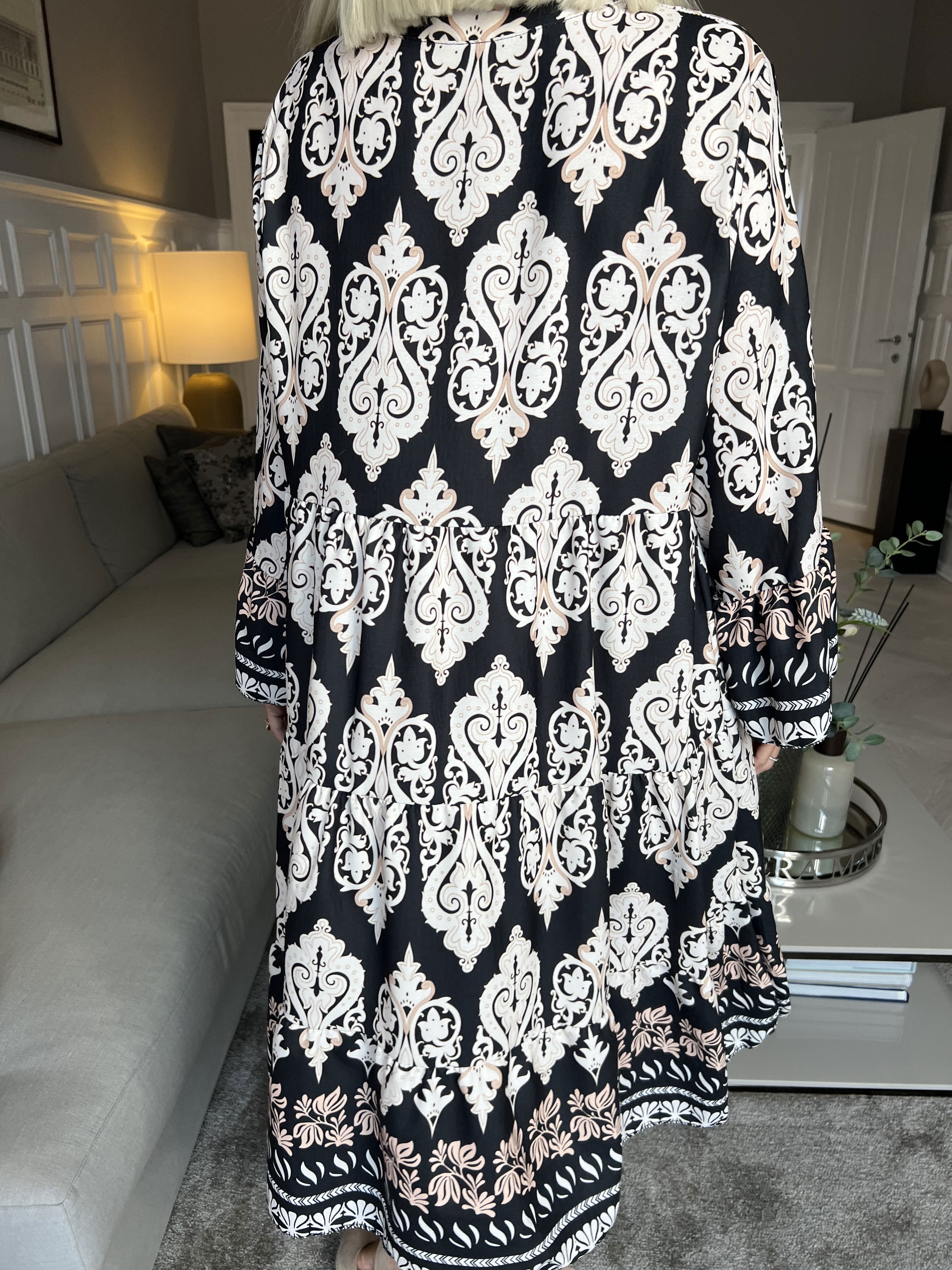 Vigdis - Sød mønstret kjole i lag på lag look