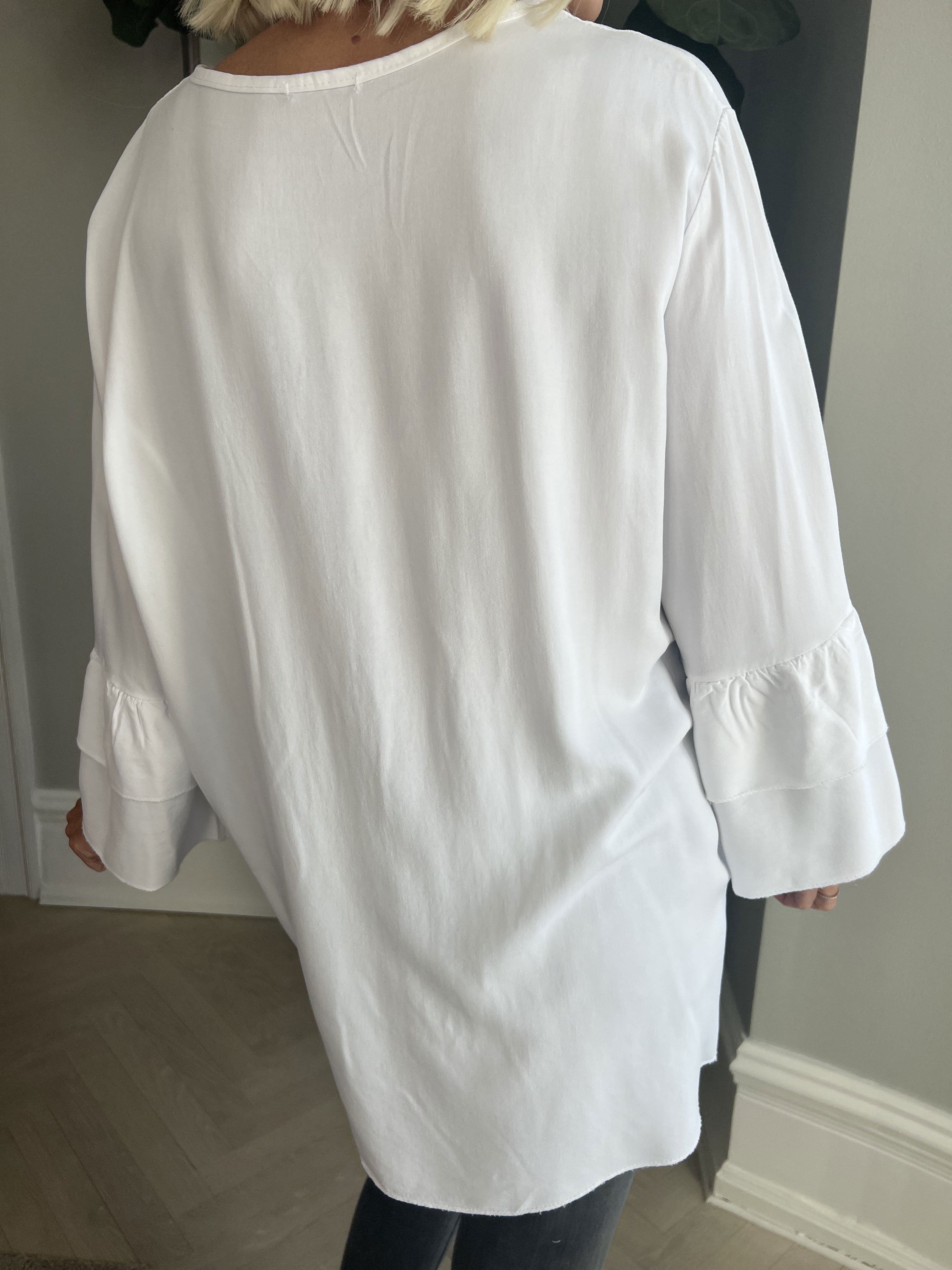 Kayla - Sød bluse i viskose med flæser på ærmerne