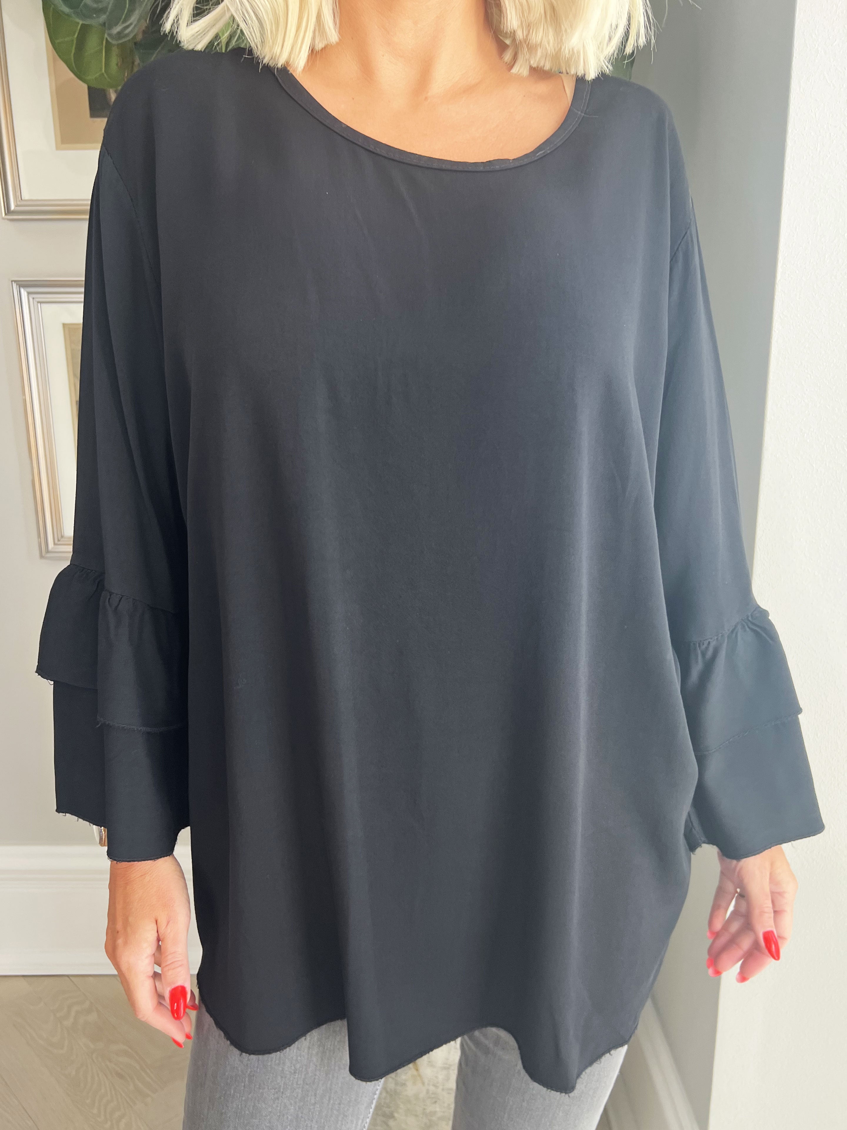 Kayla - Sød bluse i viskose med flæser på ærmerne