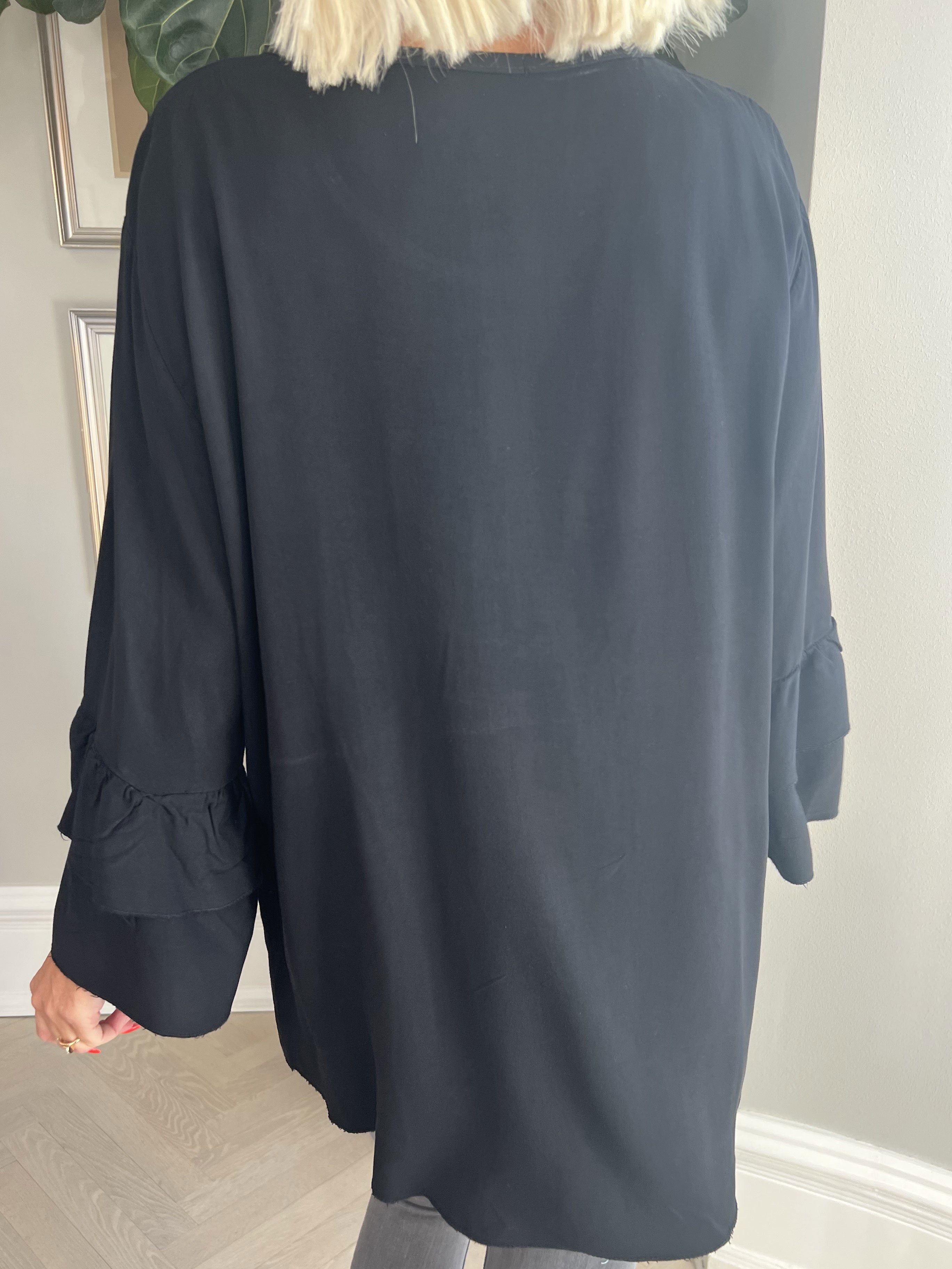 Kayla - Sød bluse i viskose med flæser på ærmerne