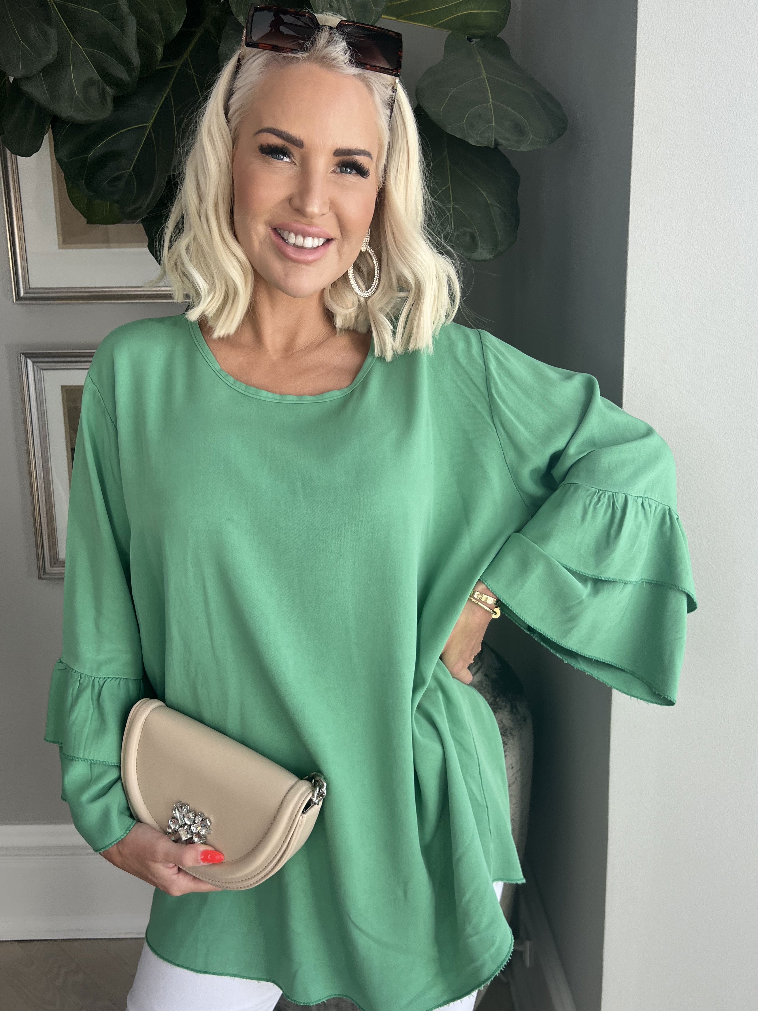 Kayla - Sød bluse i viskose med flæser på ærmerne