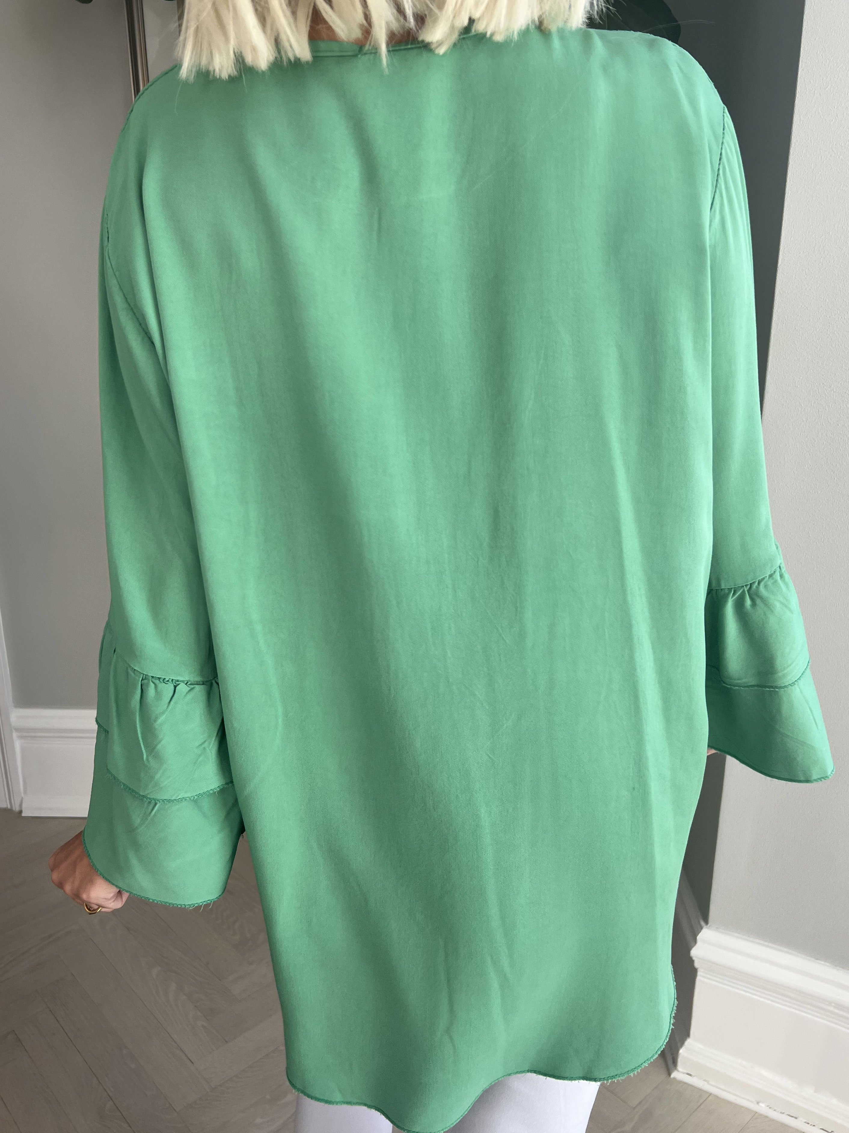 Kayla - Sød bluse i viskose med flæser på ærmerne