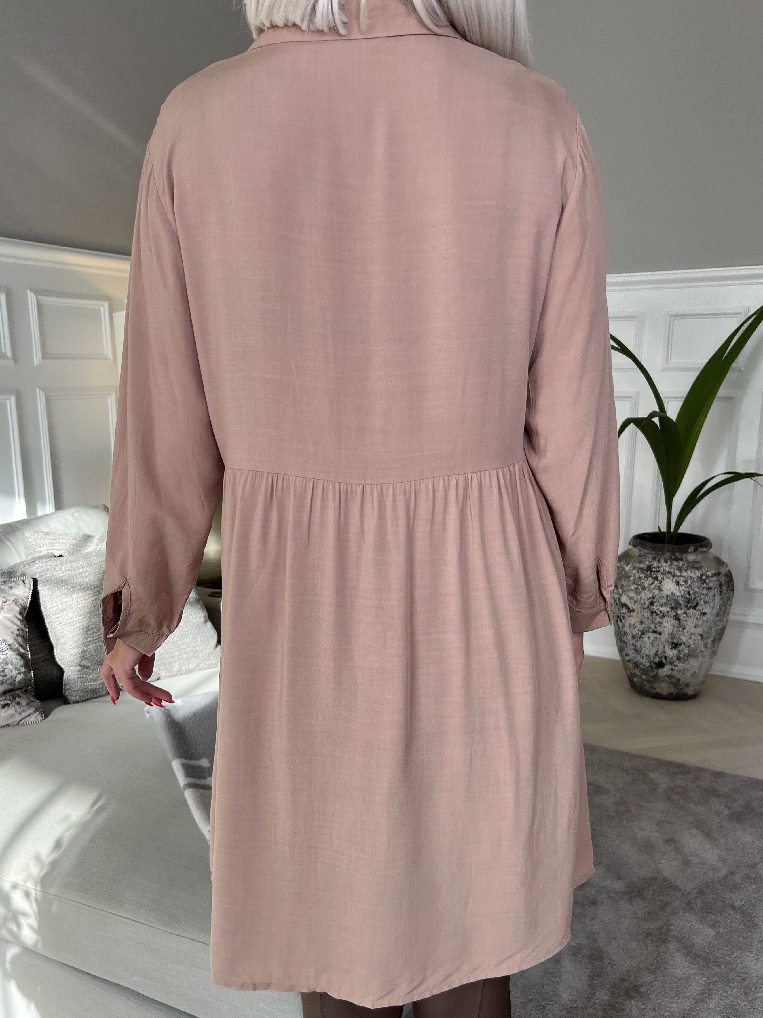 Katinka - Skjortekjole i løs pasform