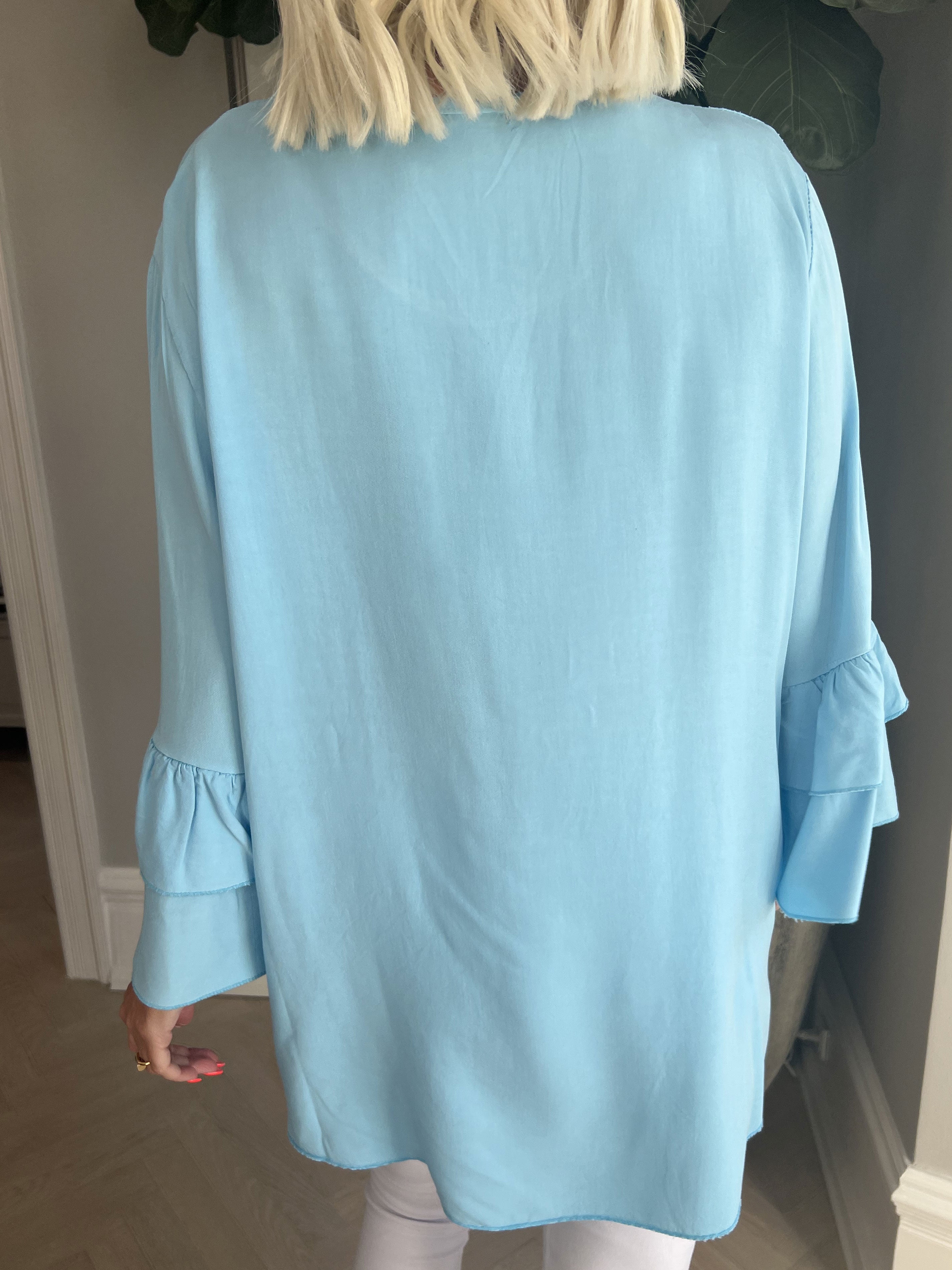 Kayla - Sød bluse i viskose med flæser på ærmerne