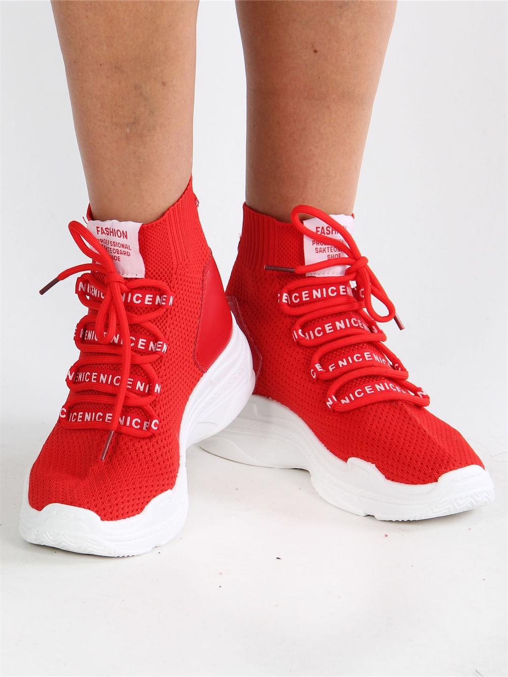 Raissa - Sort sokkesneaker med hvid sål og detaljer ved snørrebånd