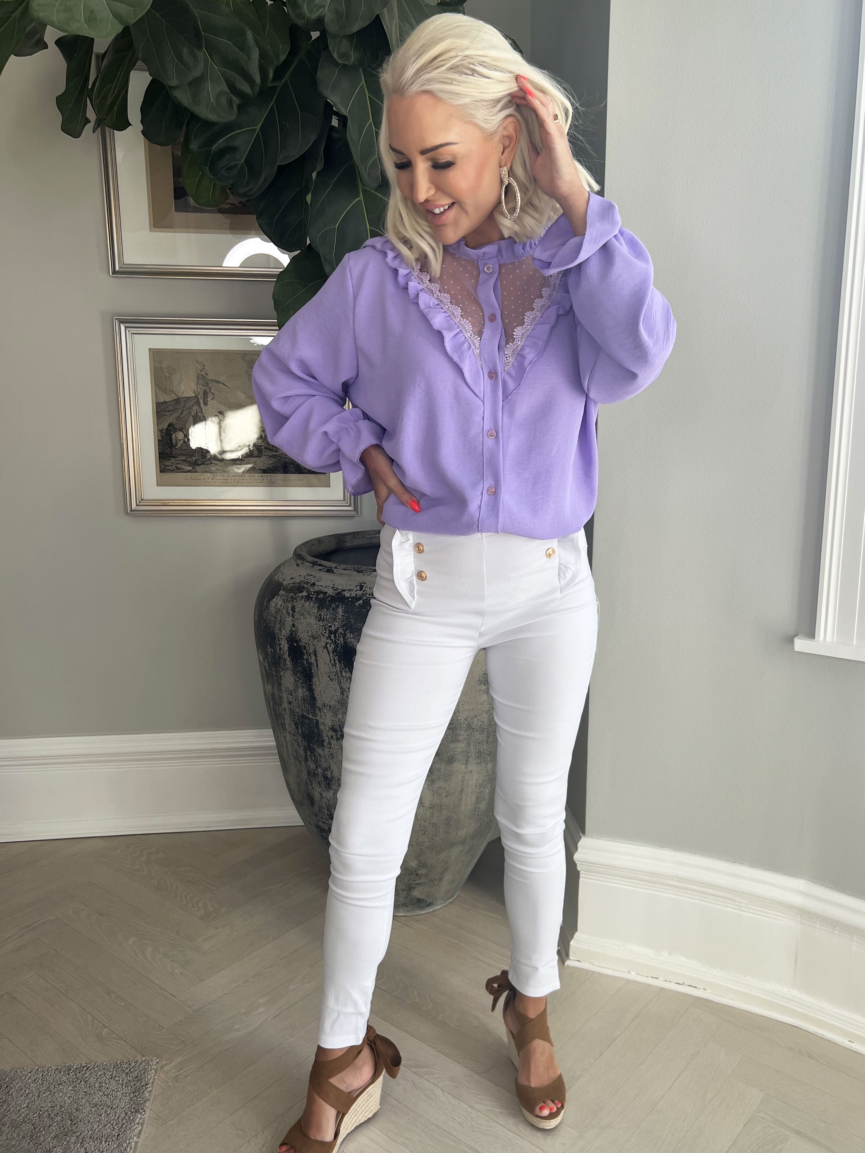 Kaya - Bukser med guld knapper og flæsekant