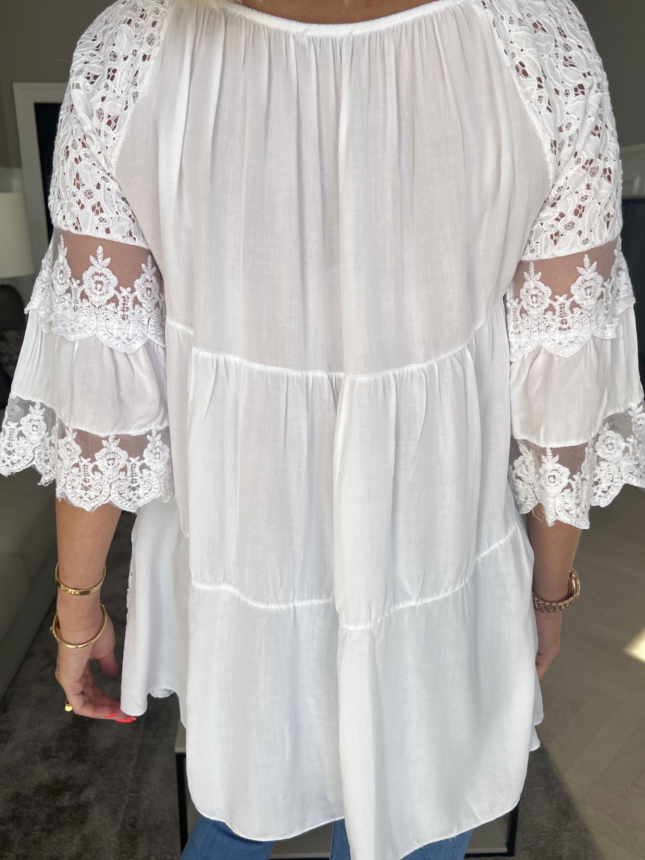 Ofelia - Sød blonde tunika med elastik i udskæringen