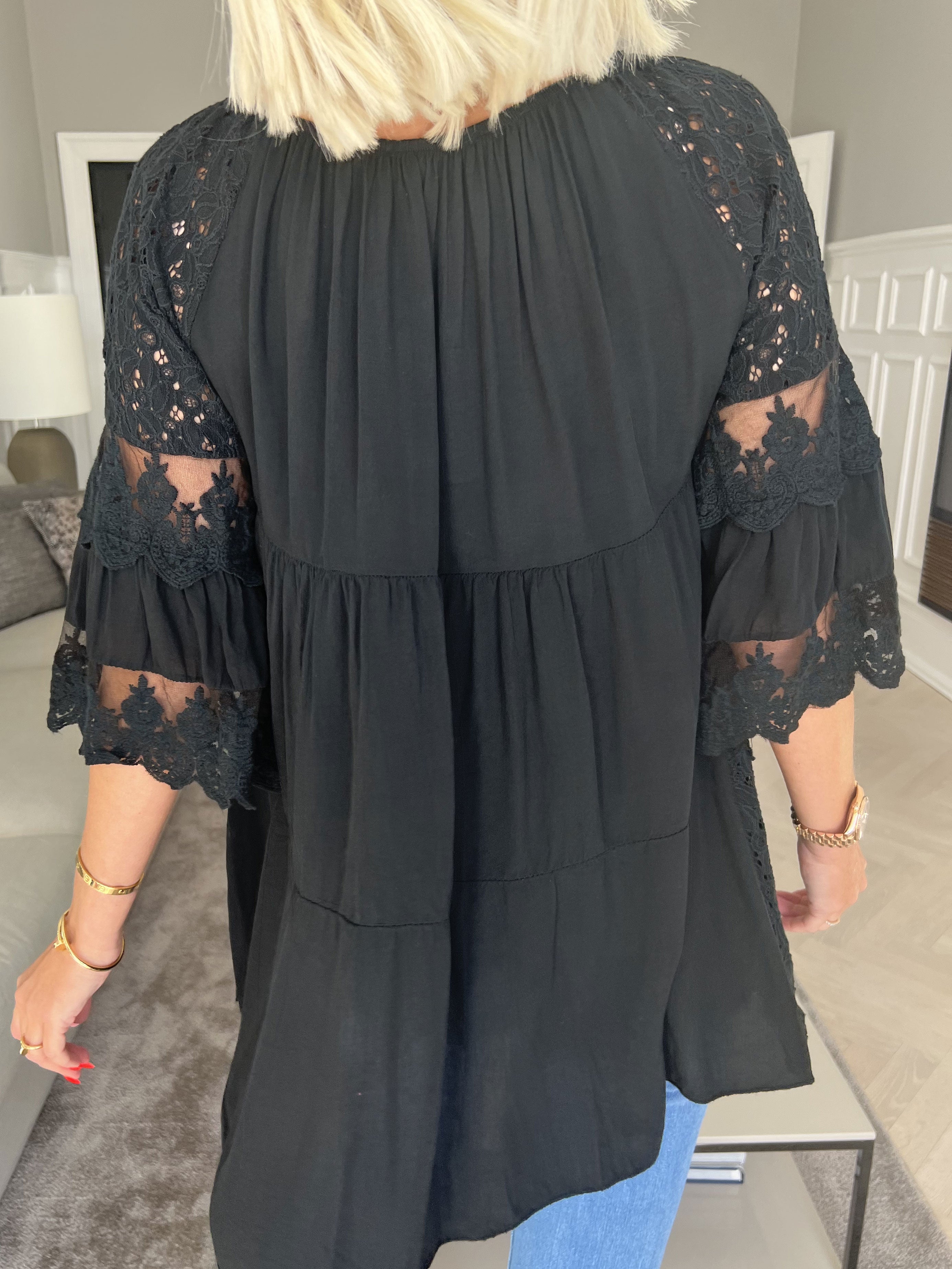 Ofelia - Sød blonde tunika med elastik i udskæringen