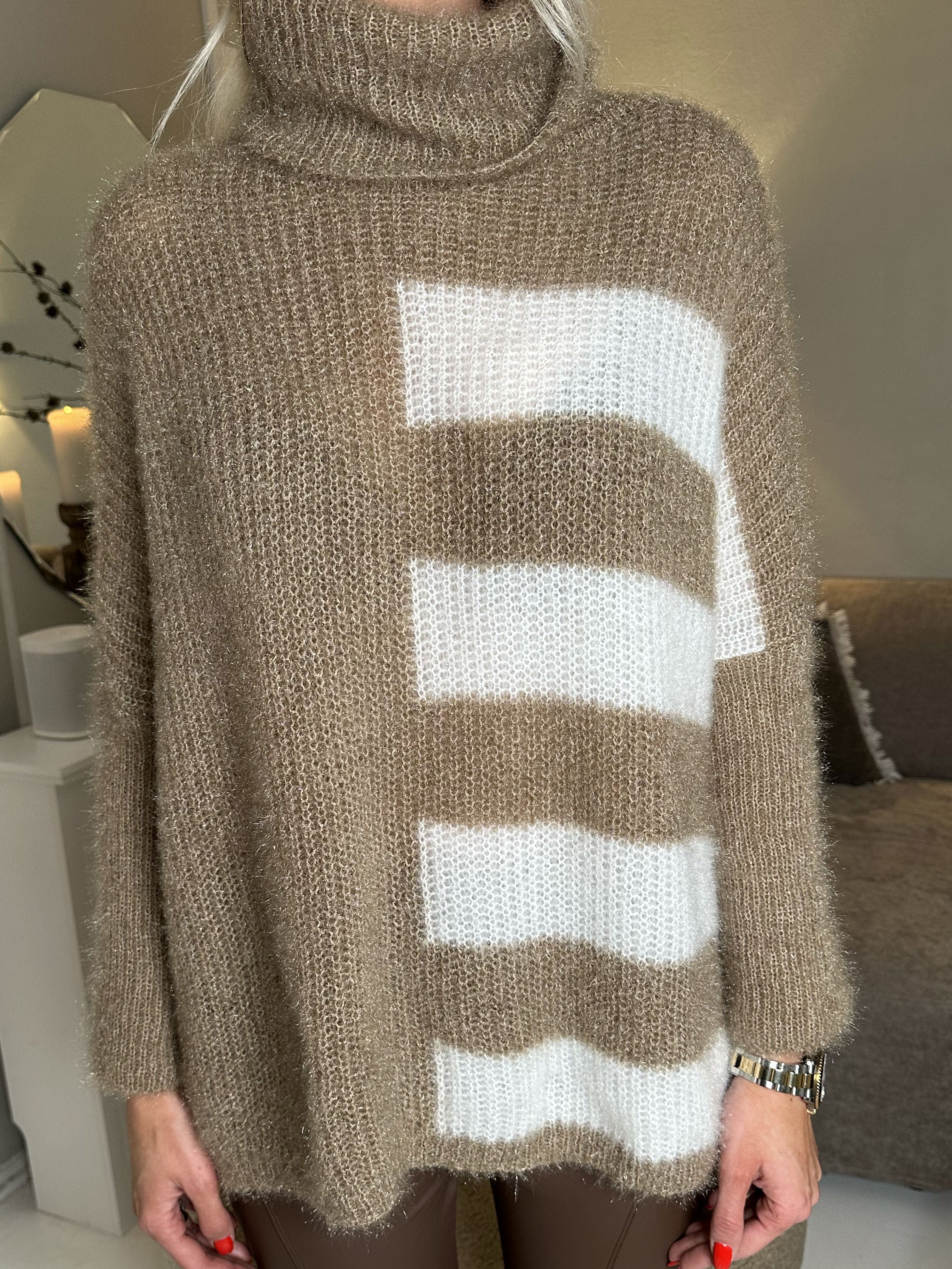 Tess - Sød fluffy strik med striber