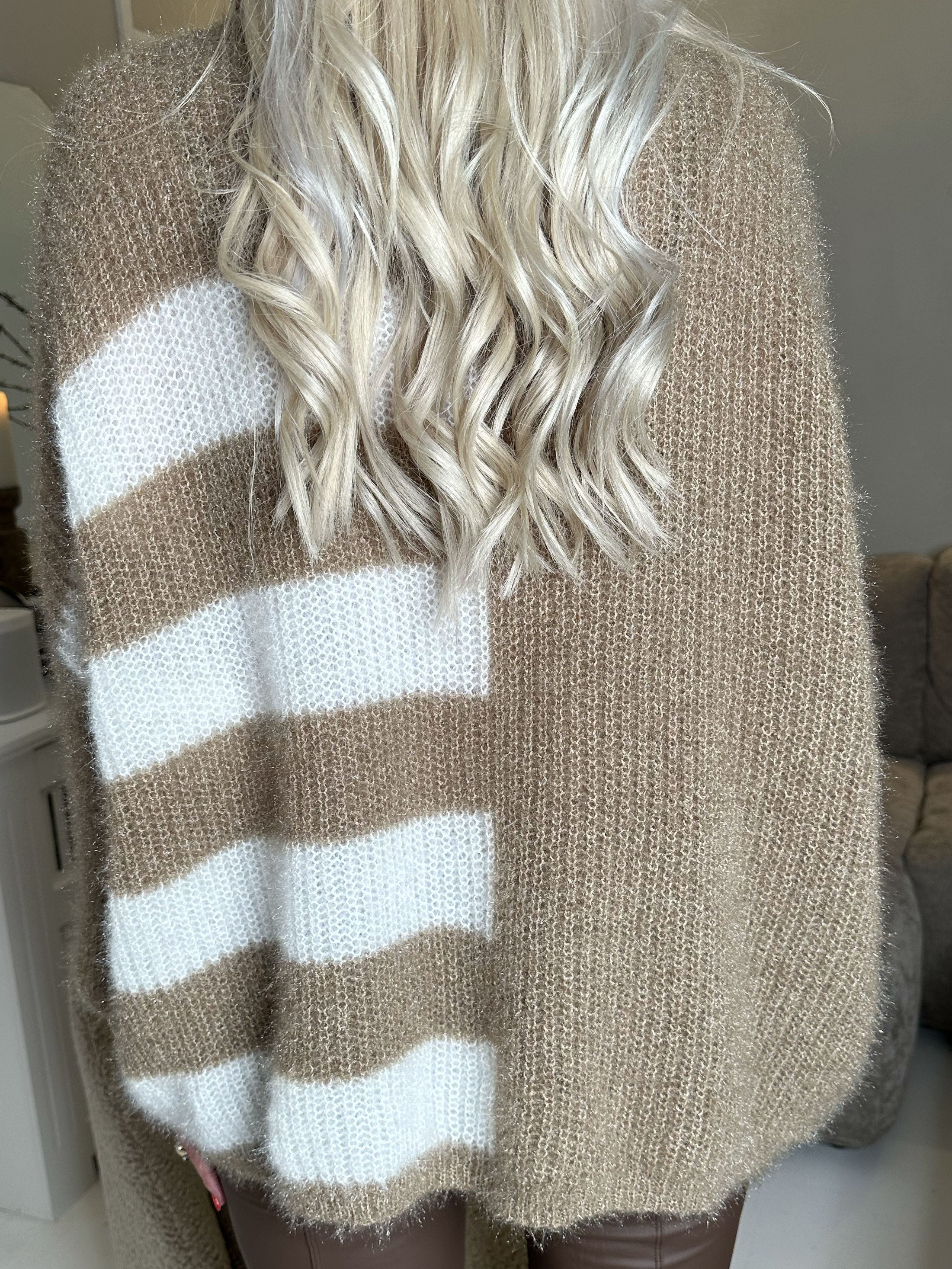 Tess - Sød fluffy strik med striber