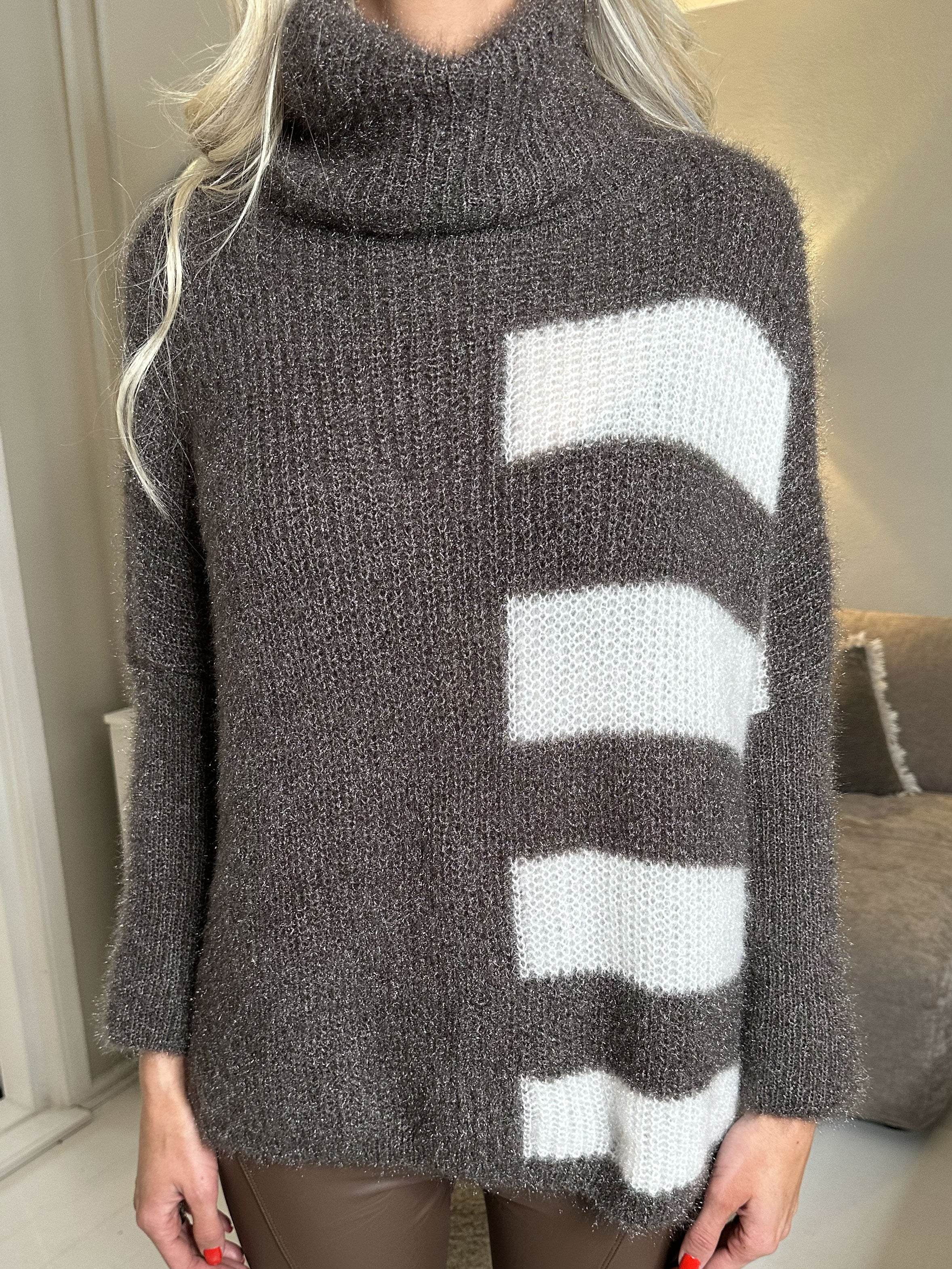 Tess - Sød fluffy strik med striber