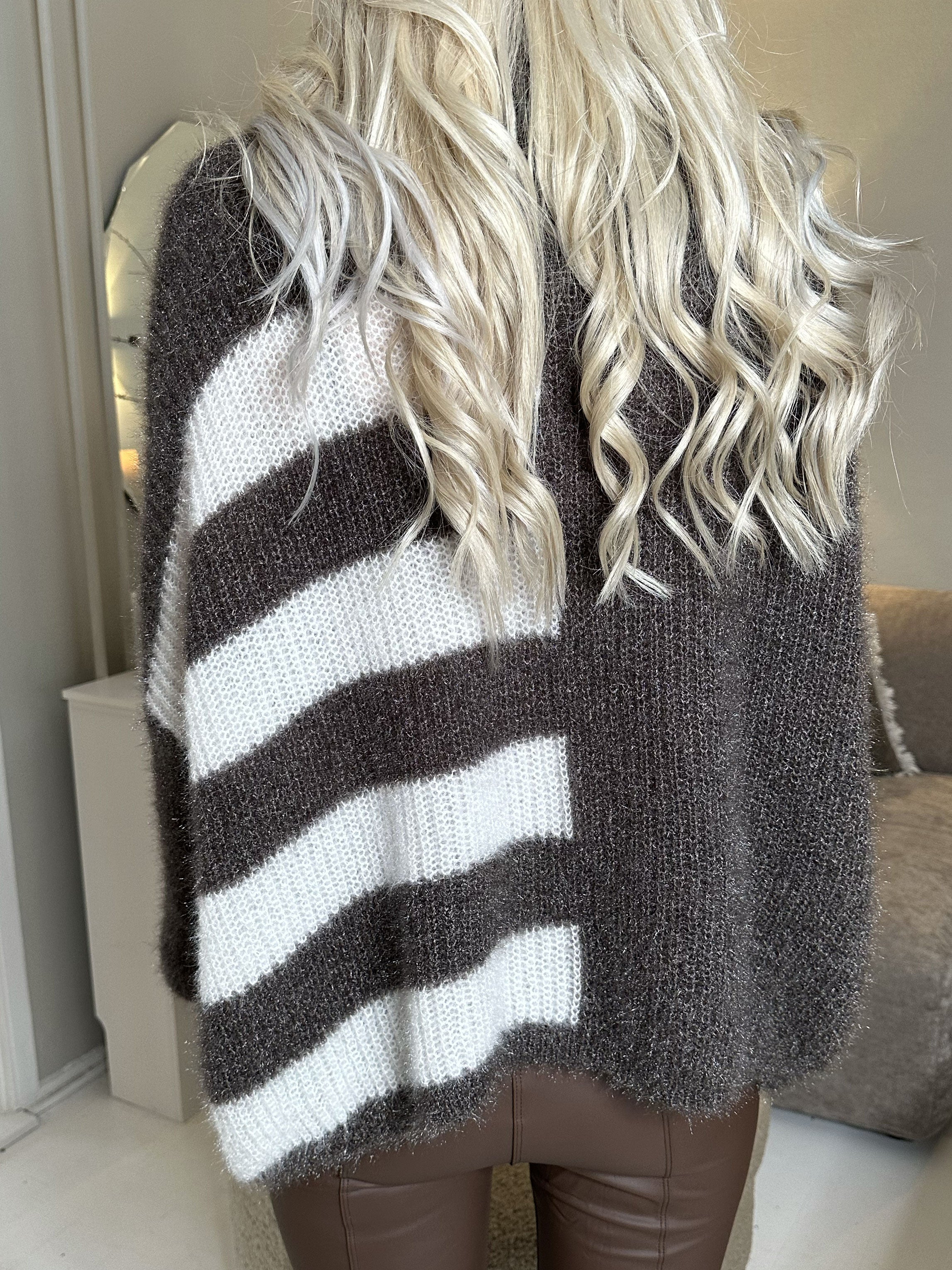 Tess - Sød fluffy strik med striber