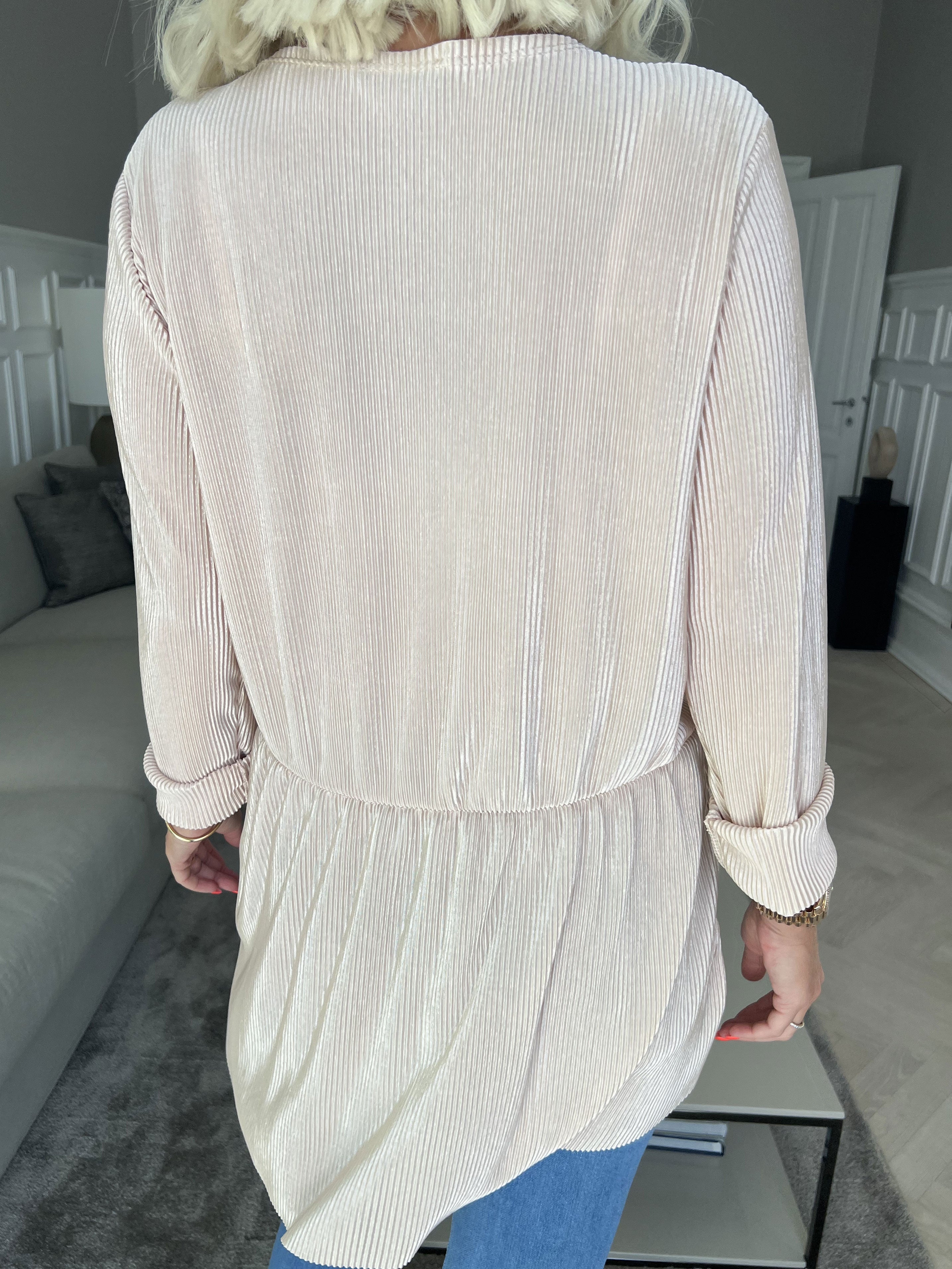 Delfina - Rillet langærmet bluse med lille skød