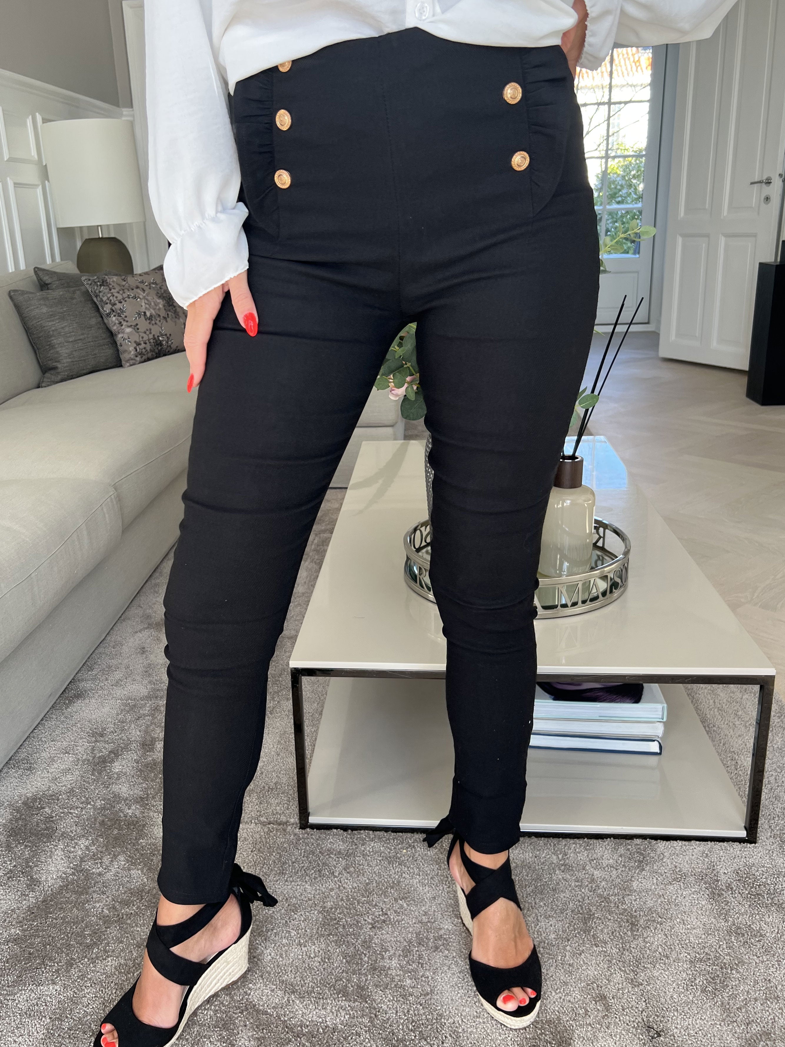 Kaya - Bukser med guld knapper og flæsekant