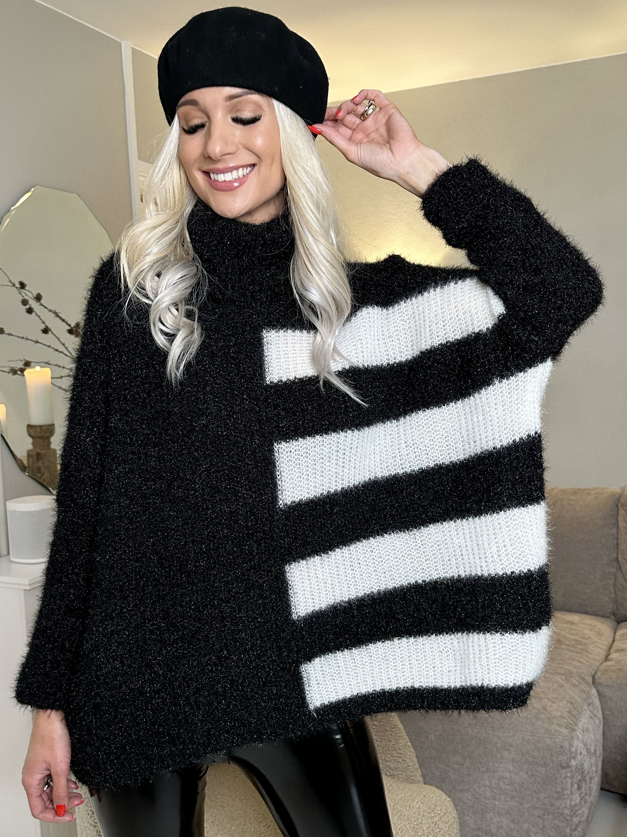 Tess - Sød fluffy strik med striber