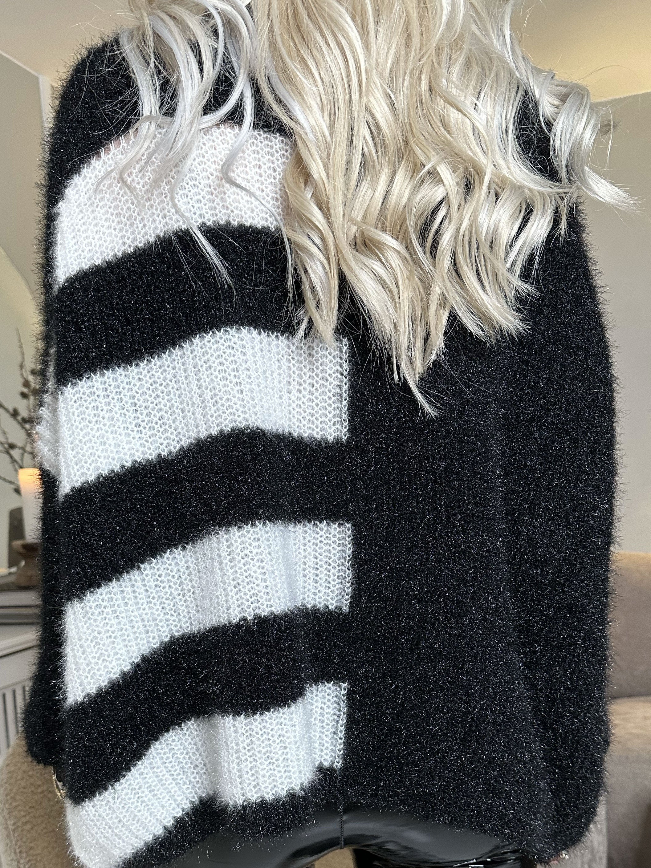 Tess - Sød fluffy strik med striber