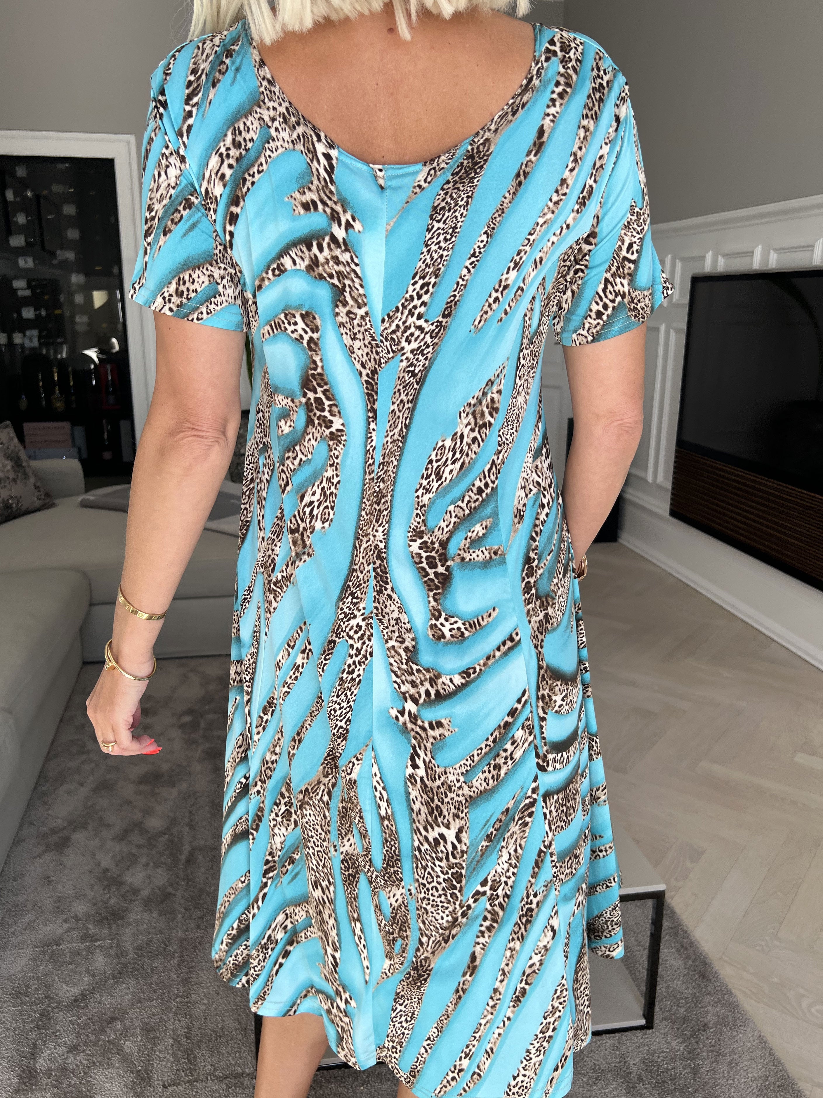 Lala - Elastisk kjole med striber af leopardprint