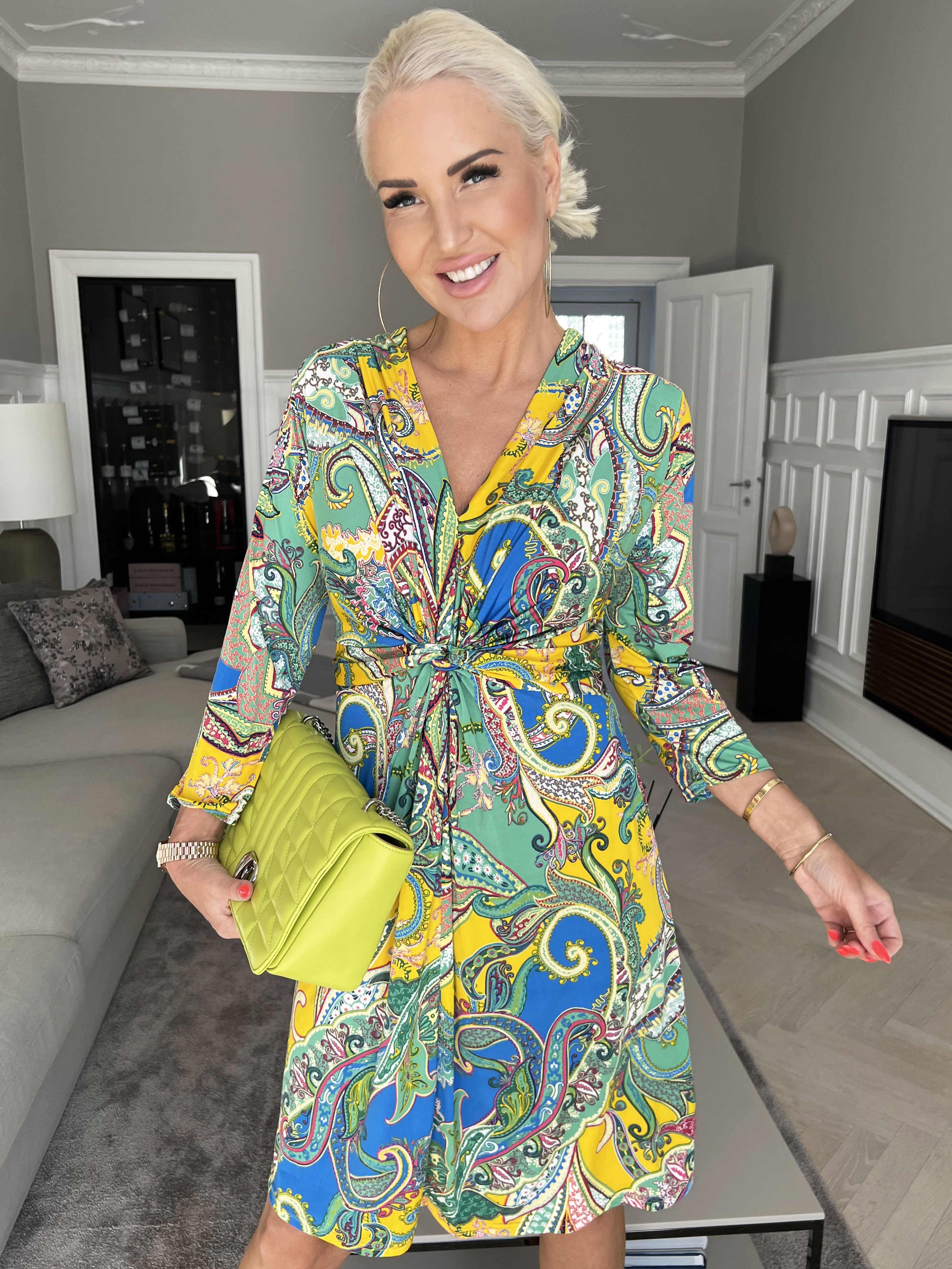 Inez - Elastisk mønstret kjole med knude ved brystet