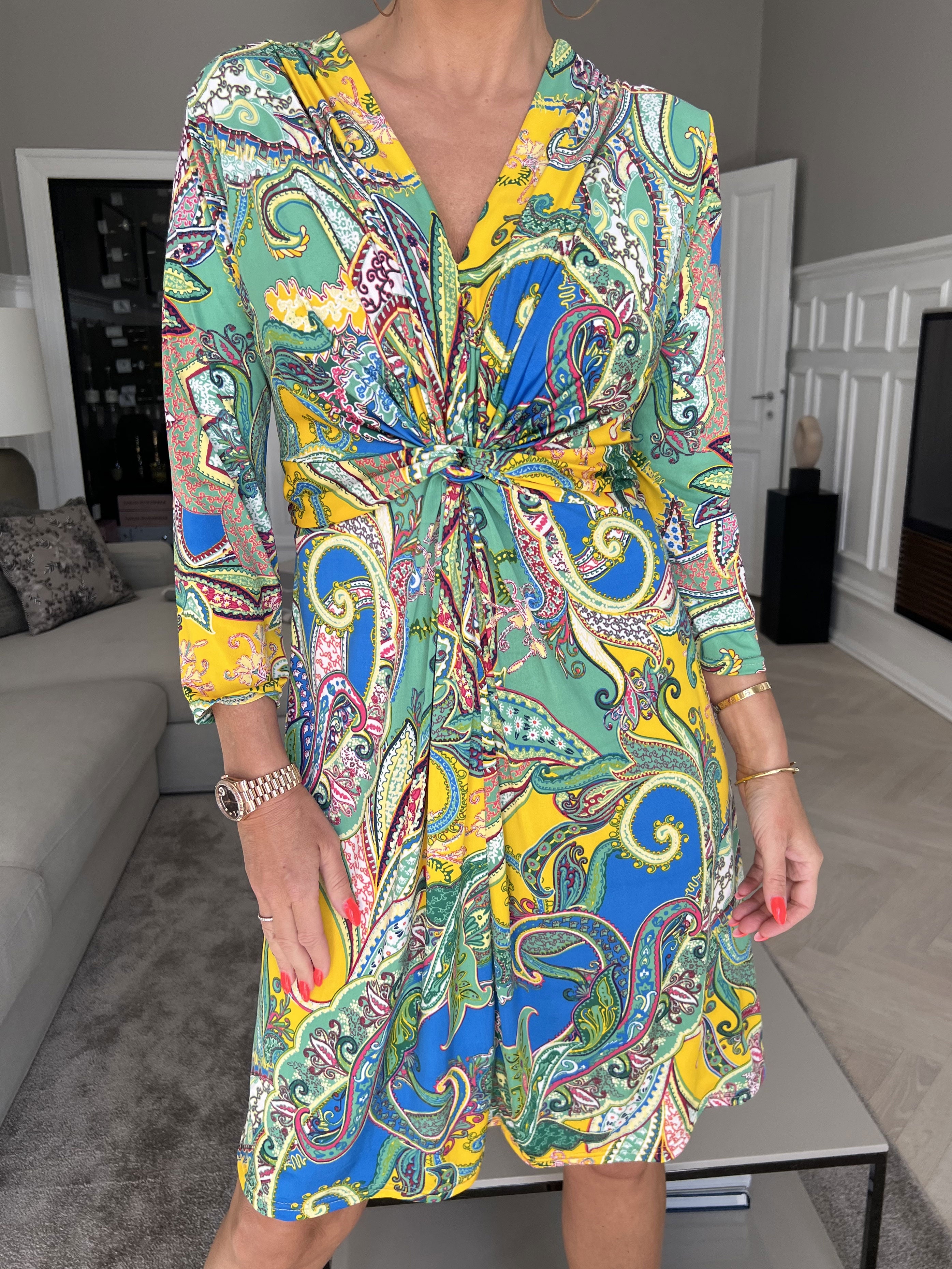 Inez - Elastisk mønstret kjole med knude ved brystet