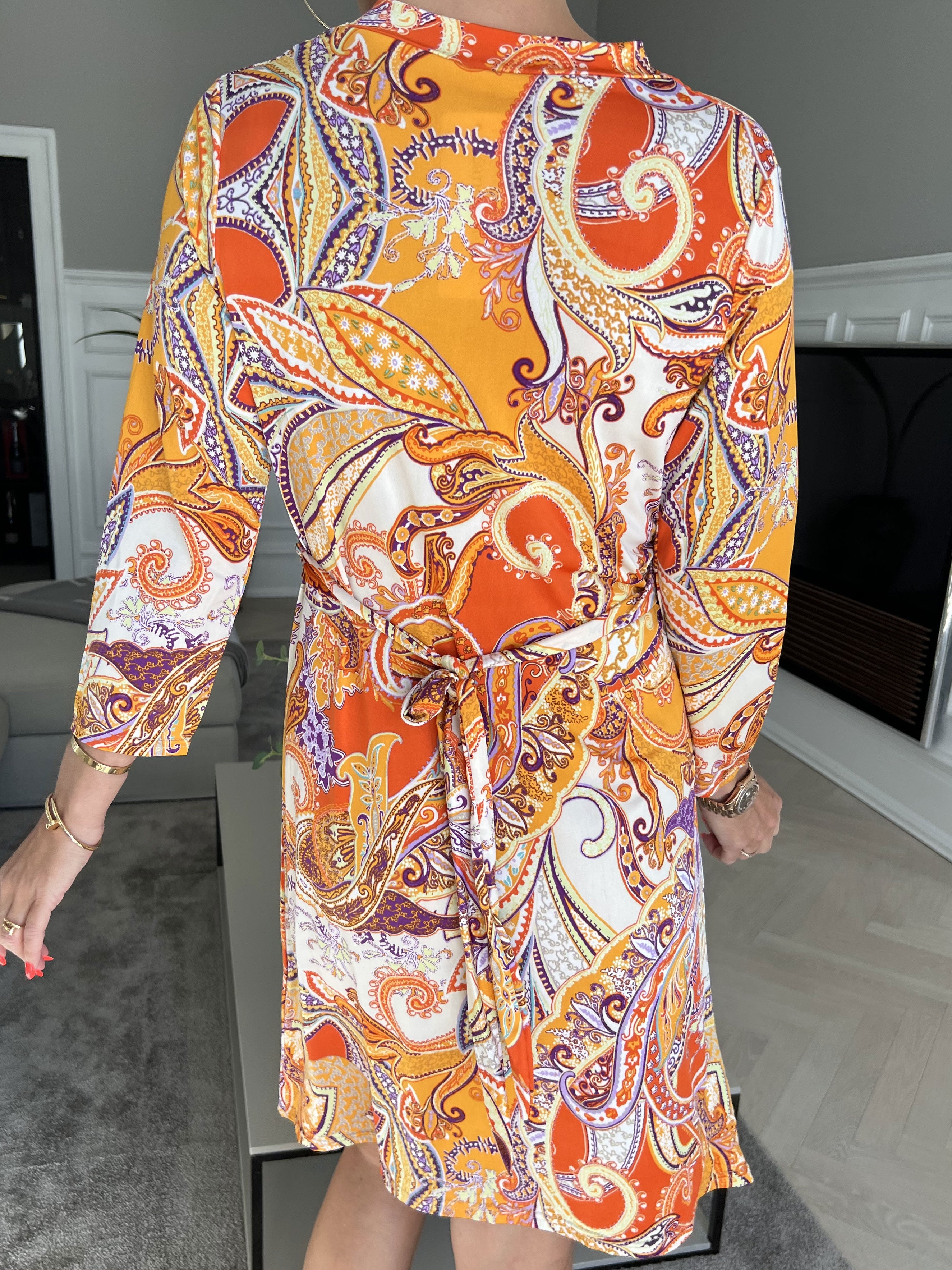 Inez - Elastisk mønstret kjole med knude ved brystet