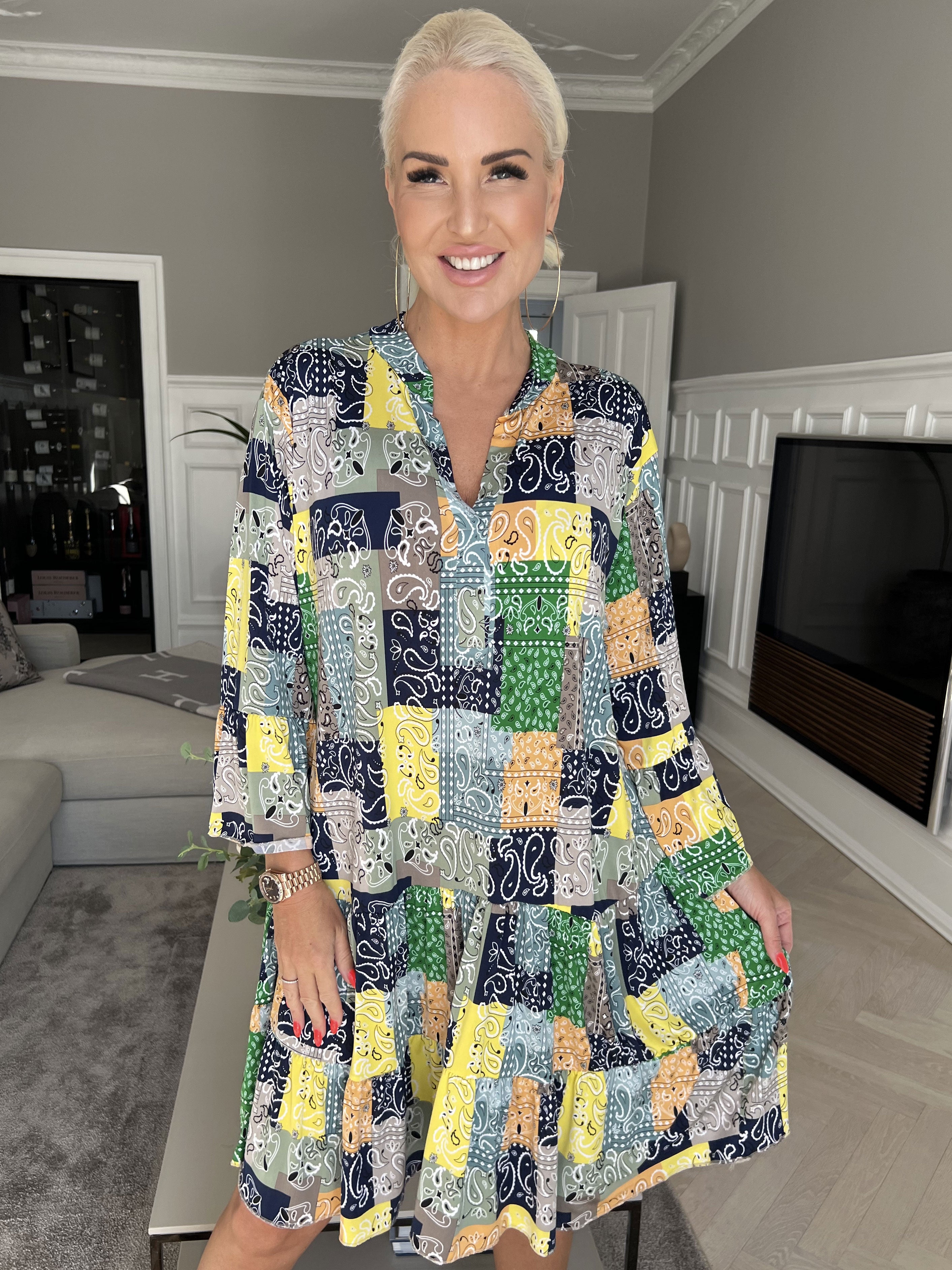 Pauline Paisley - Kjole med v-udskæring og lille flæseskørt