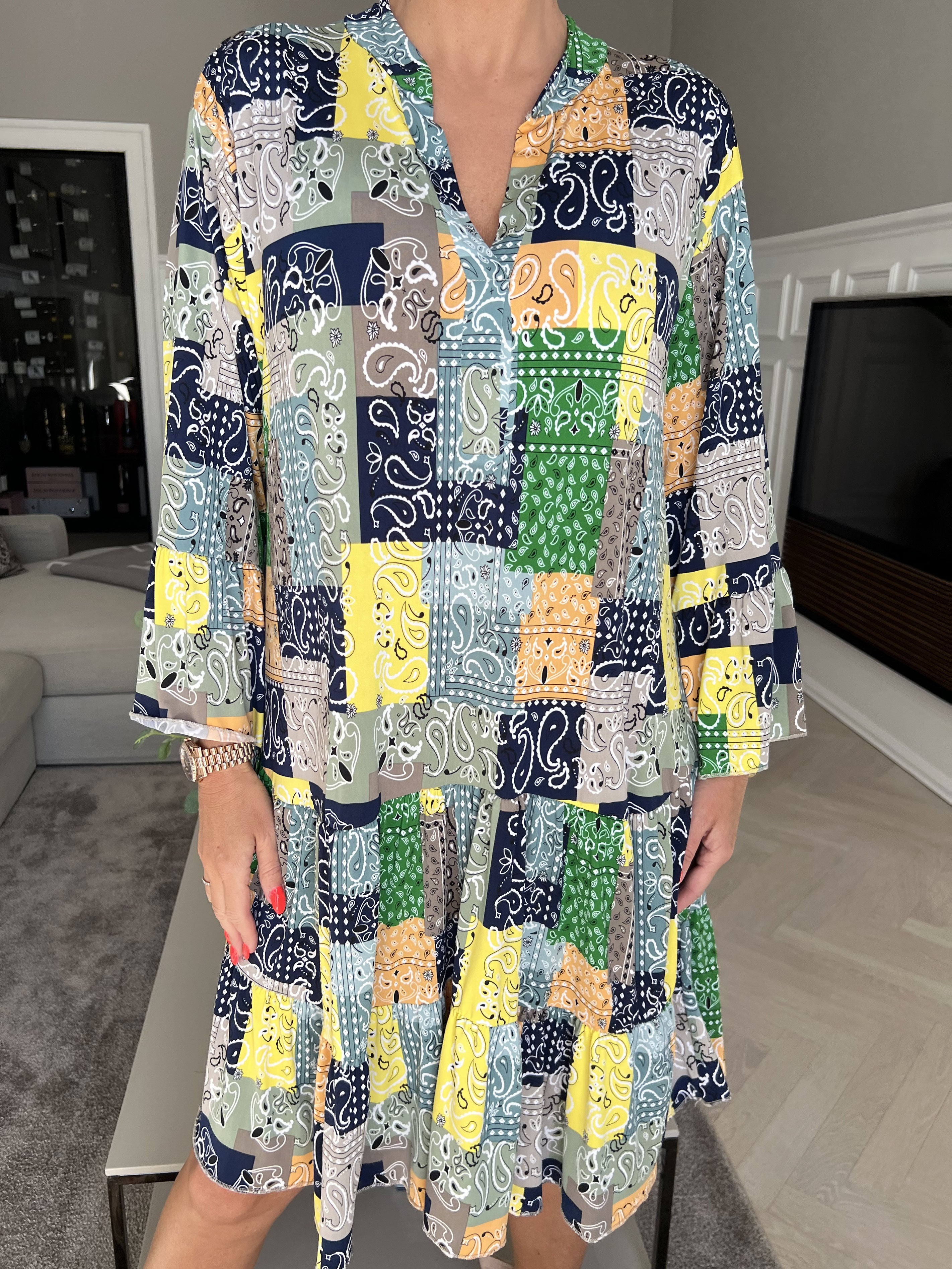 Pauline Paisley - Kjole med v-udskæring og lille flæseskørt